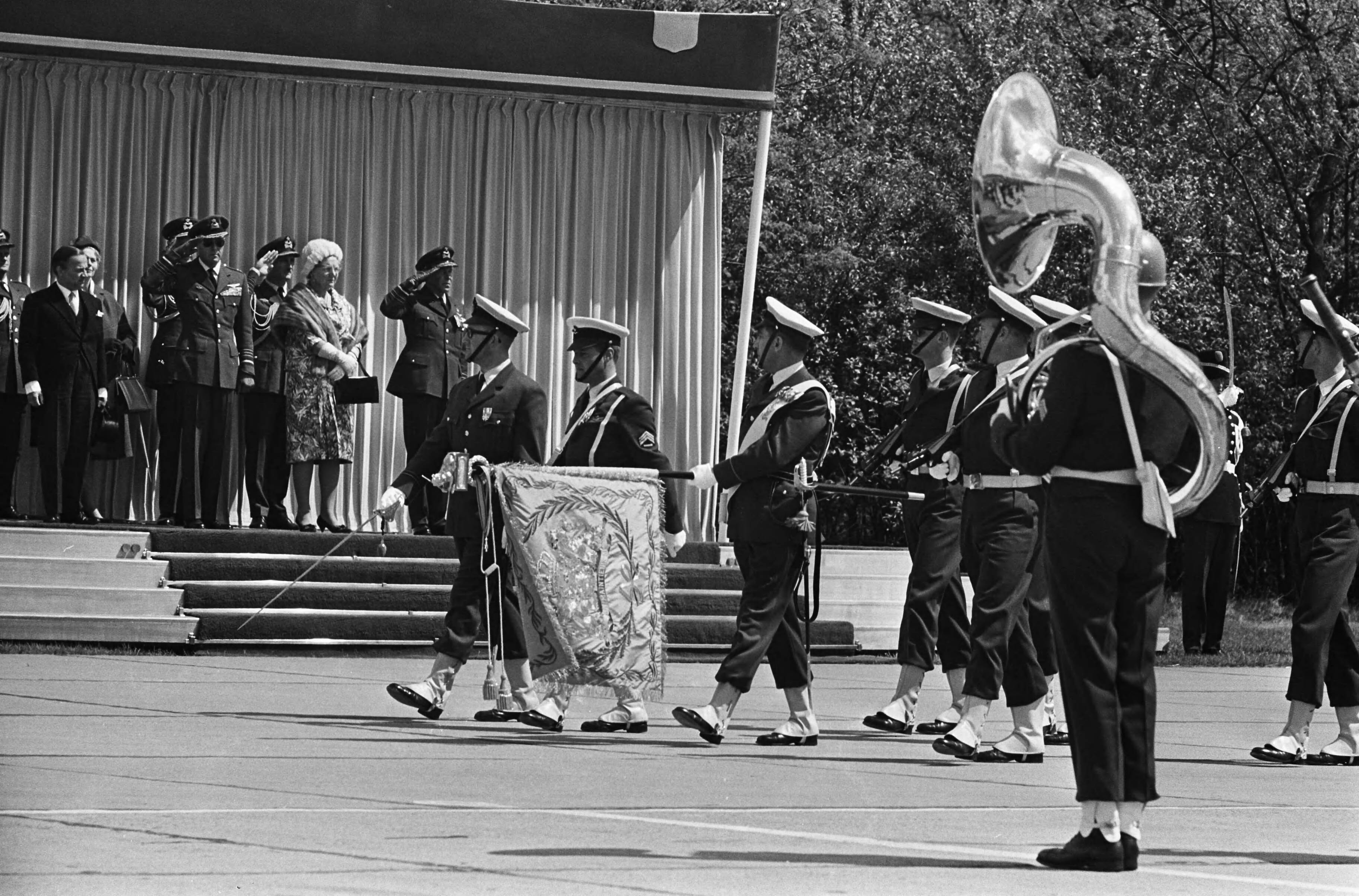 Fotocollectie Anefo — Koningin Juliana geeft vaandel aan de Koninklijke Luchtmacht, defilé met het vaandel — Foto: Koch, Eric / Anefo. Licentie: Set B: Rechtenvrij / Publiek Domein. Bron: Nationaal Archief. http://hdl.handle.net/10648/aaa9509e-d0b4-102d-bcf8-003048976d84