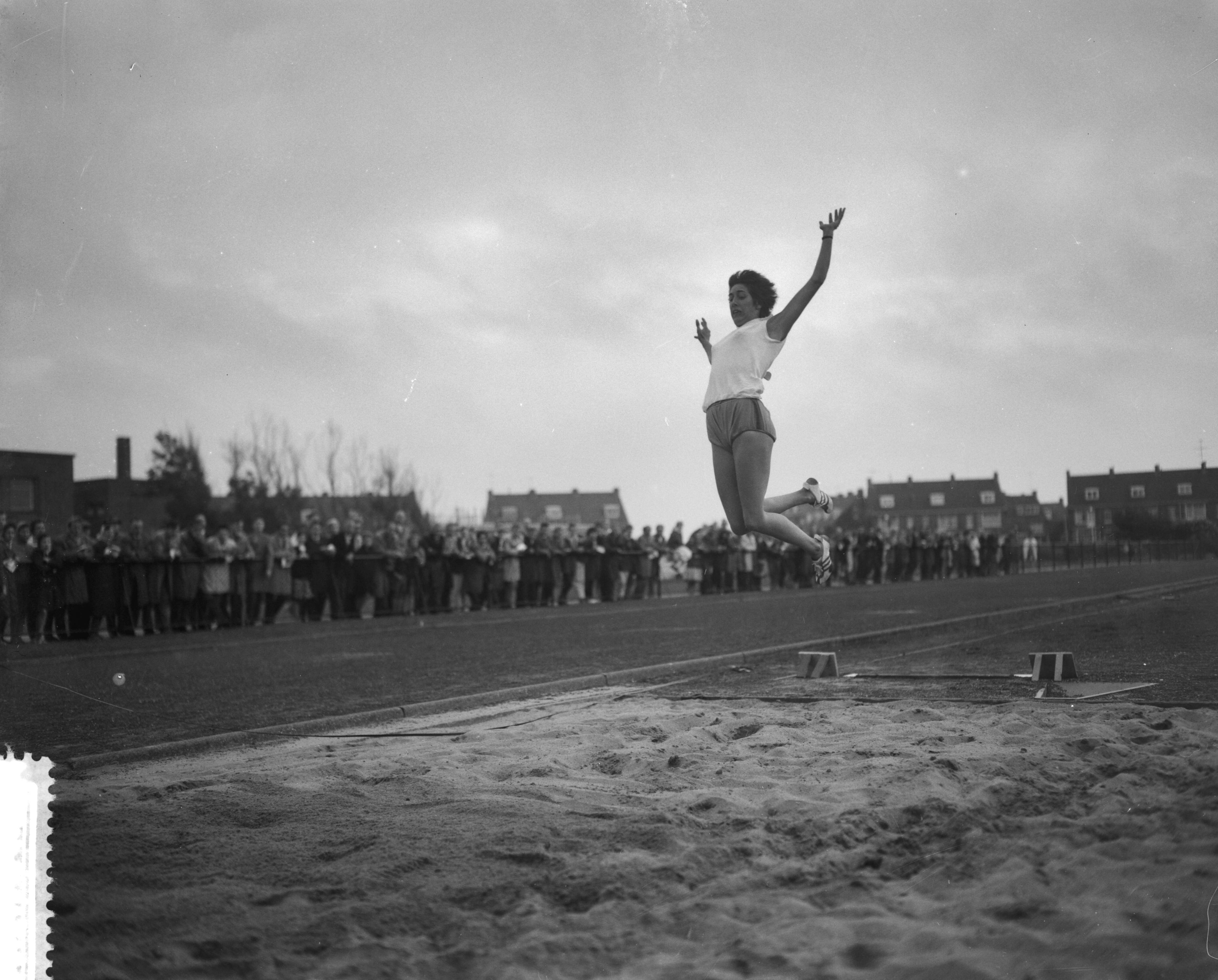 Fotocollectie Anefo — Atletiekwedstrijden Den Haag - Londen. Verspringster Joke Bijleveld won met een afstand van 6.18 — Foto: Bilsen, Joop van / Anefo. Licentie: Set B: Rechtenvrij / Publiek Domein. Bron: Nationaal Archief. http://hdl.handle.net/10648/a9dd8f7c-d0b4-102d-bcf8-003048976d84
