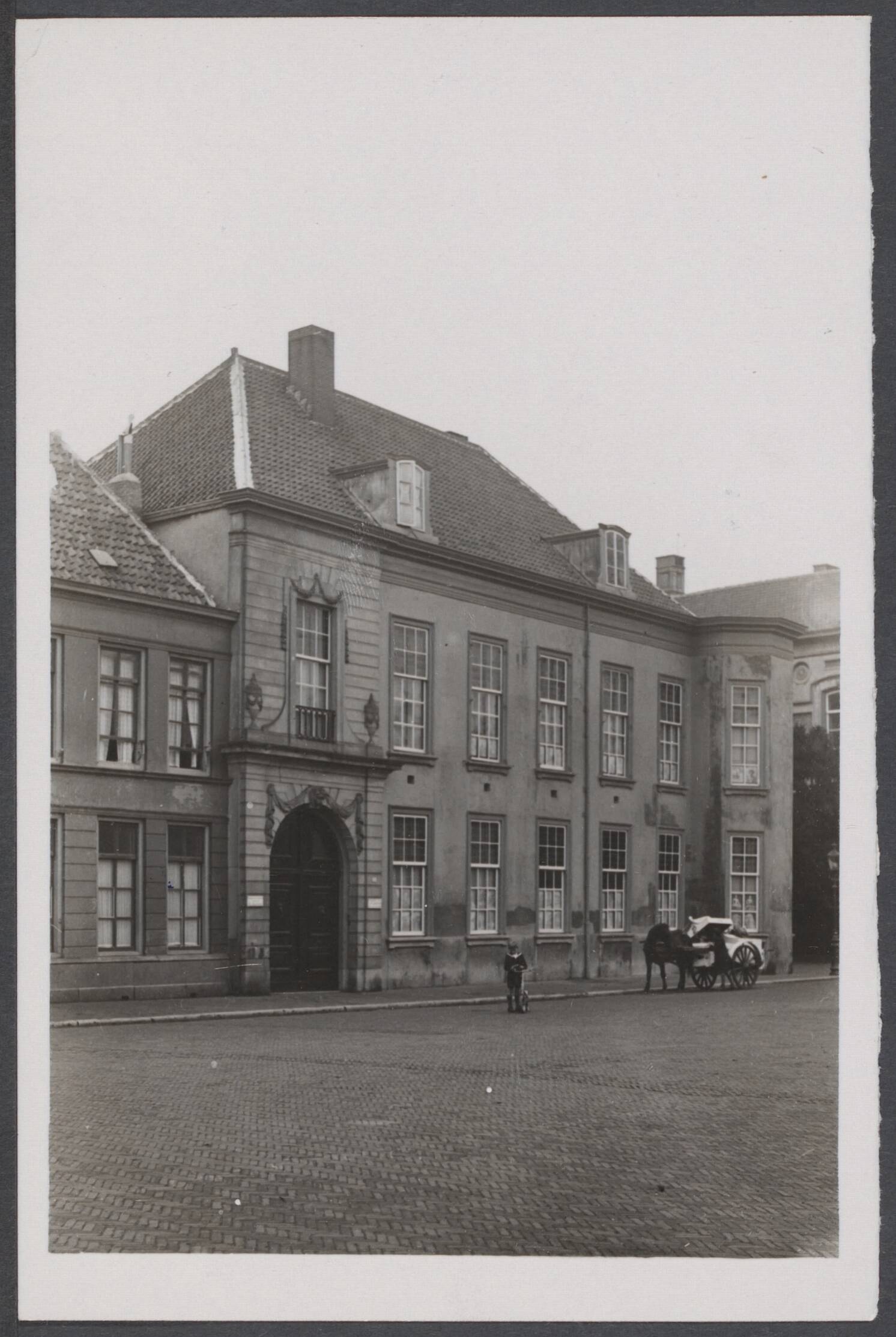 Volkenkundige musea, verzamelingen — Ethnografisch Museum van de Koninklijke Militaire Academie te Breda, gevestigd in de voormalige gouverneurswoning, wordt op 25 november 1938 geopend — Foto: R.K. Foto-persbureau "Het Zuiden" / Rechtenvrij. Licentie: Set B: Rechtenvrij / Publiek Domein. Bron: Nationaal Archief. http://hdl.handle.net/10648/ec84e3d4-fb71-3b67-c440-9107c23a336f
