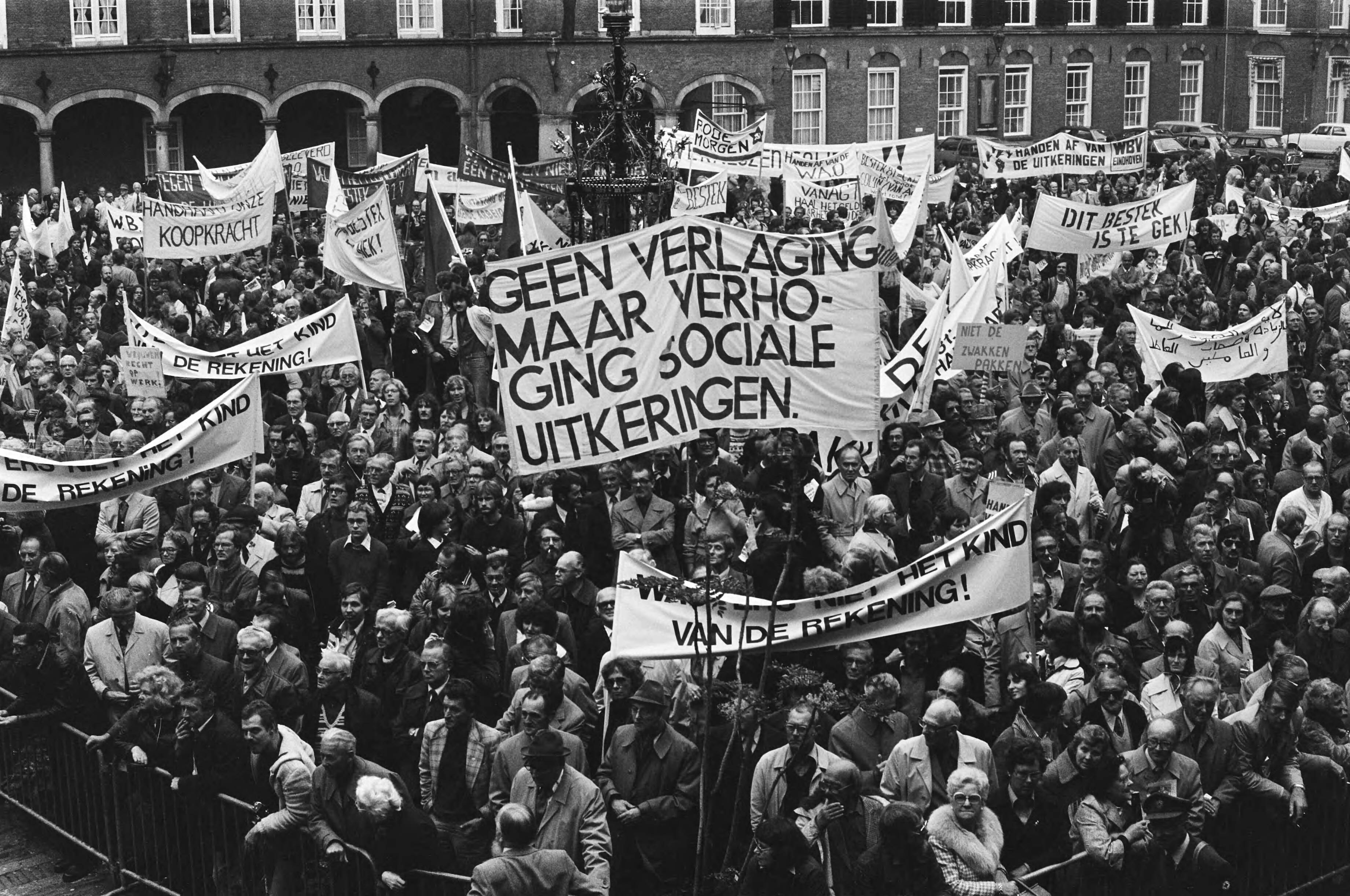 Fotocollectie Anefo — Den Haag , demonstratie mensen met sociale uitkeringen tegen bezuinigingen Bestek81; overzicht op Binnenhof — Foto: Croes, Rob C. / Anefo. Licentie: Set B: Rechtenvrij / Publiek Domein. Bron: Nationaal Archief. http://hdl.handle.net/10648/acbce008-d0b4-102d-bcf8-003048976d84