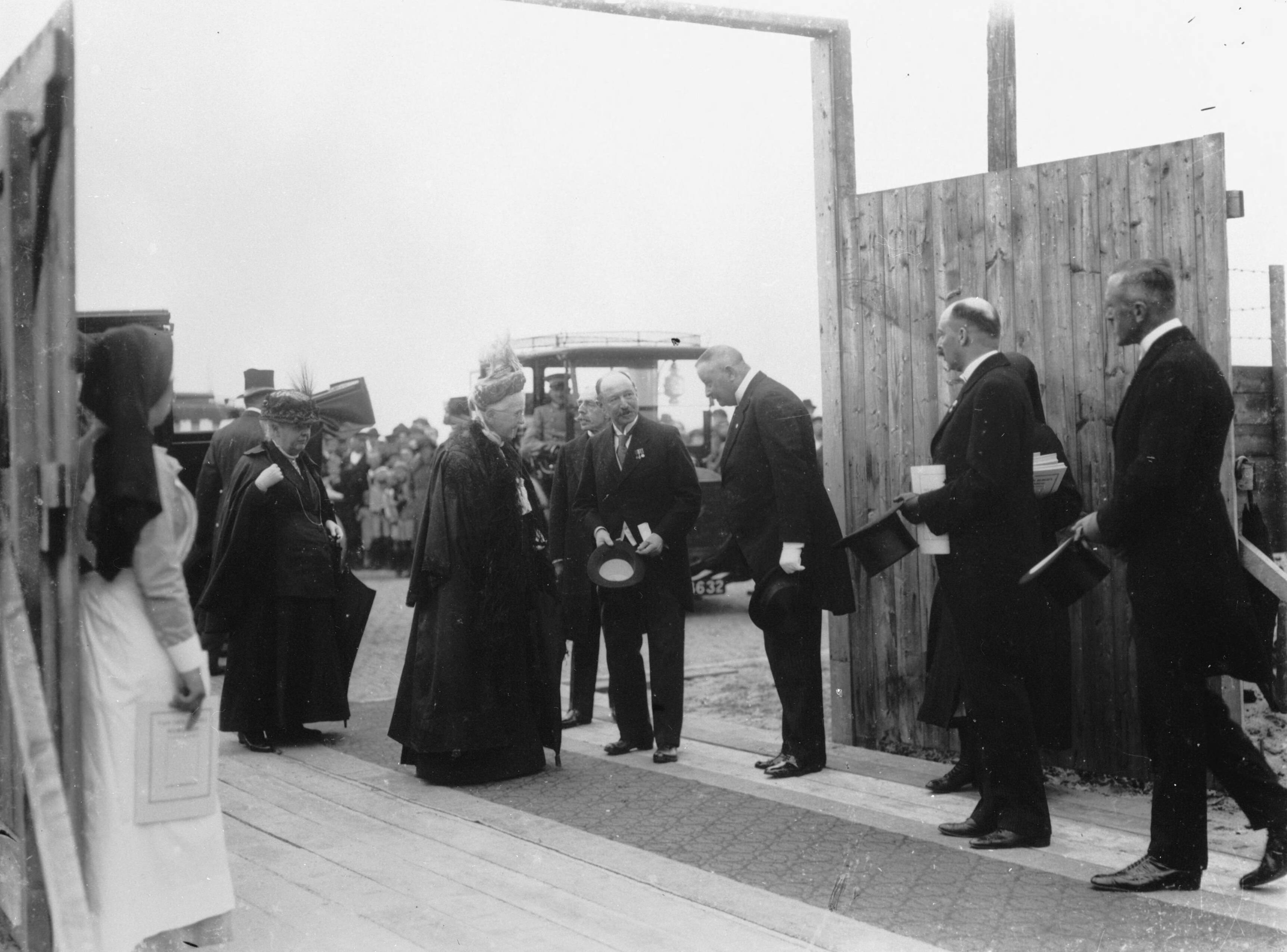 Fotocollectie RVD / Koninklijk Huis — Koningin Emma (1858-1934) arriveert aan de Sportlaan in Den Haag, waar zij de 1ste steen voor het Rode Kruisziekenhuis zal leggen, dinsdag 4 juli 1922 — Foto: Rousel (repro) / RVD. Licentie: Set B: Rechtenvrij / Publiek Domein. Bron: Nationaal Archief. http://hdl.handle.net/10648/afb28c54-d0b4-102d-bcf8-003048976d84