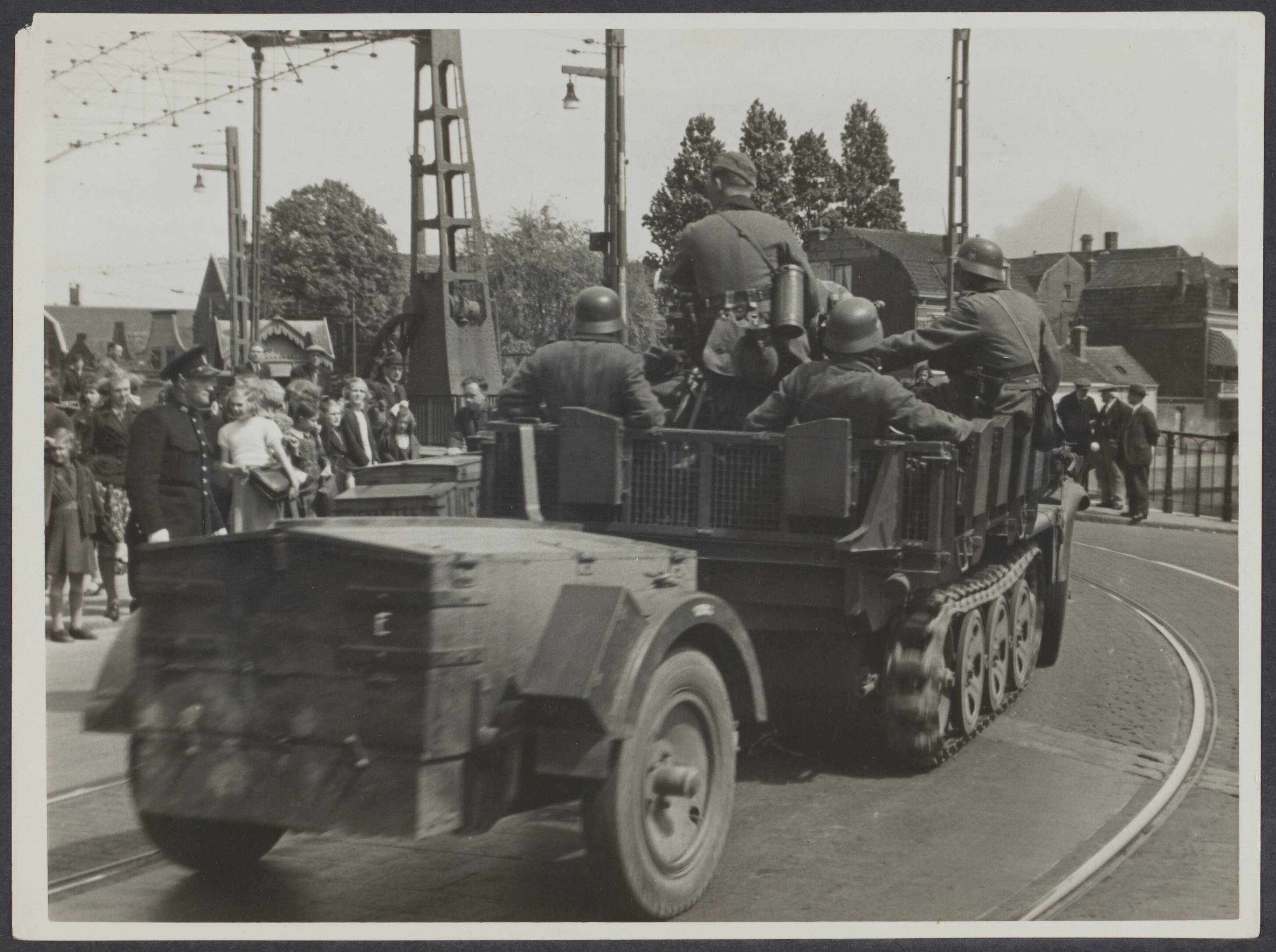 Nederlands Front - Meidagen '40. — Duitse troepen. Het passeren van de Lange Brug te Haarlem — Foto: Valks, H.J.M. / Spaarnestad. Licentie: Set B: Rechtenvrij / Publiek Domein. Bron: Nationaal Archief. http://hdl.handle.net/10648/3b7cd525-4686-daa8-762c-8079d6902196