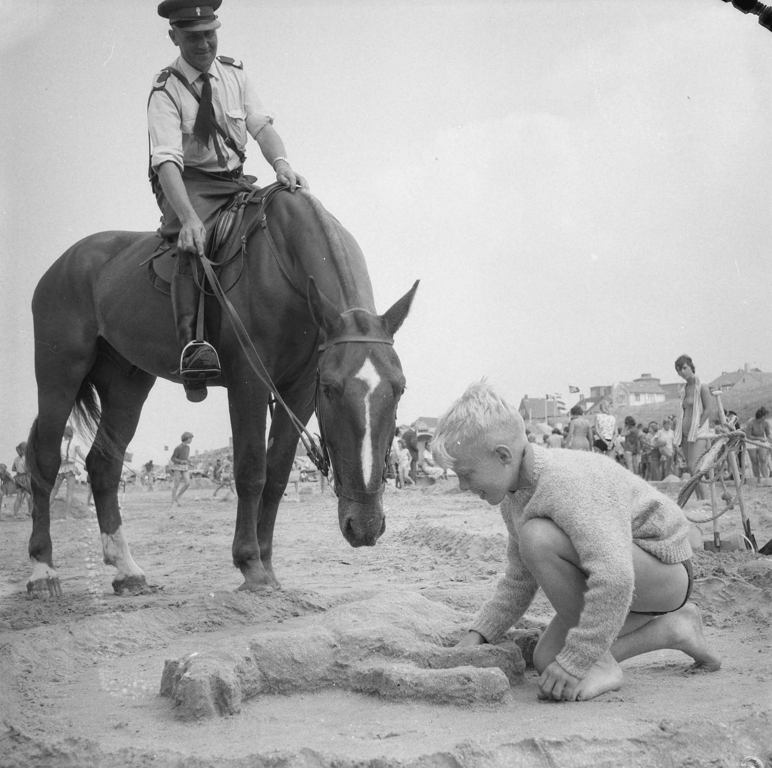 Fotocollectie Anefo — Zandbouwwedstrijd te Zandvoort, winnaar de 12-jarige Joep van Dijk bezig met zijn werkstuk — Foto: Lindeboom, Henk / Anefo. Licentie: Set B: Rechtenvrij / Publiek Domein. Bron: Nationaal Archief. http://hdl.handle.net/10648/a9b60a60-d0b4-102d-bcf8-003048976d84