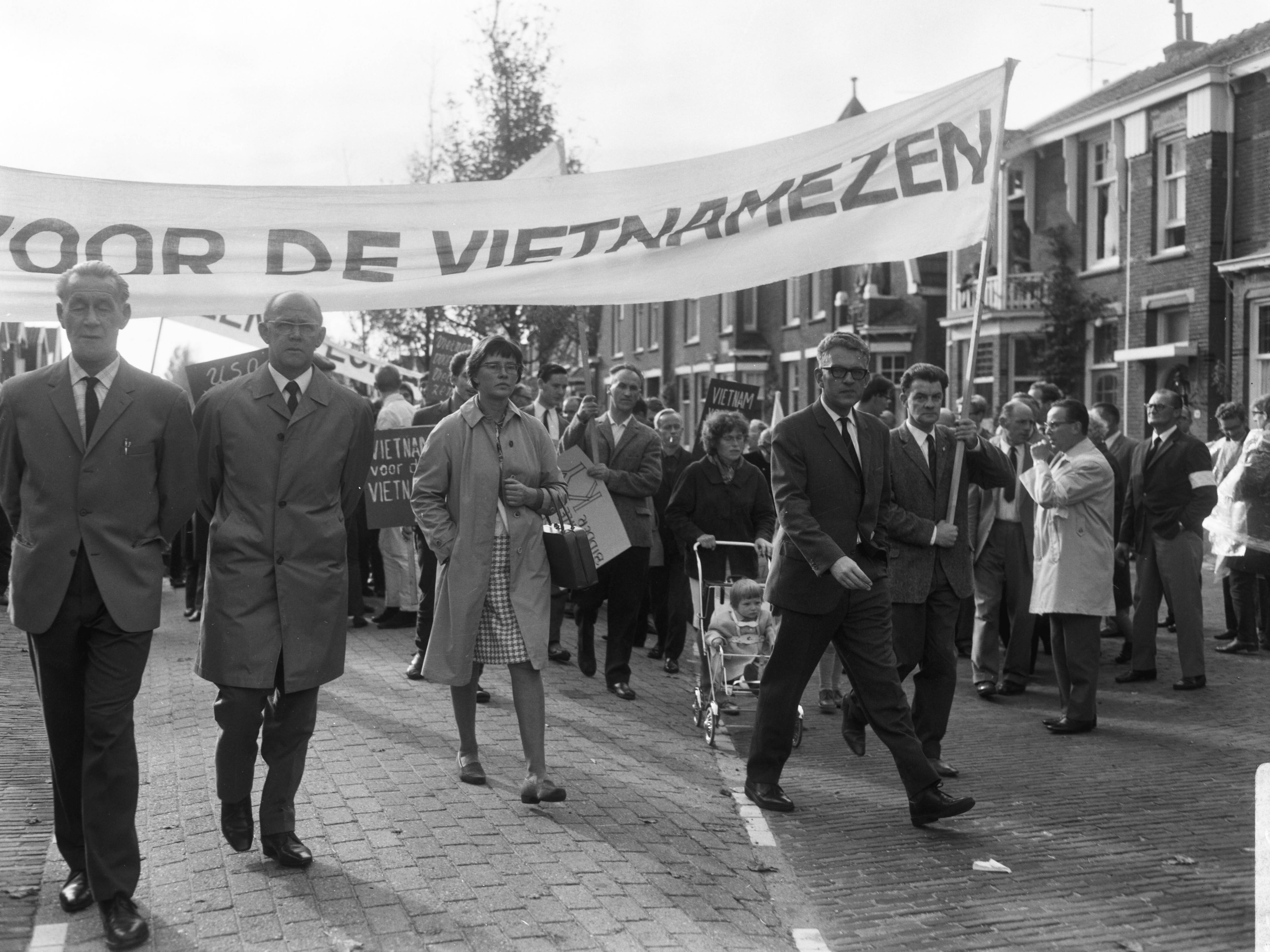 Demonstratie in Amsterdam tegen de Vietnamoorlog — Vietnamdemonstratie in Zaandam — Foto: Bilsen, Joop van / Anefo. Licentie: Set B: Rechtenvrij / Publiek Domein. Bron: Nationaal Archief. http://hdl.handle.net/10648/ab016bc6-d0b4-102d-bcf8-003048976d84