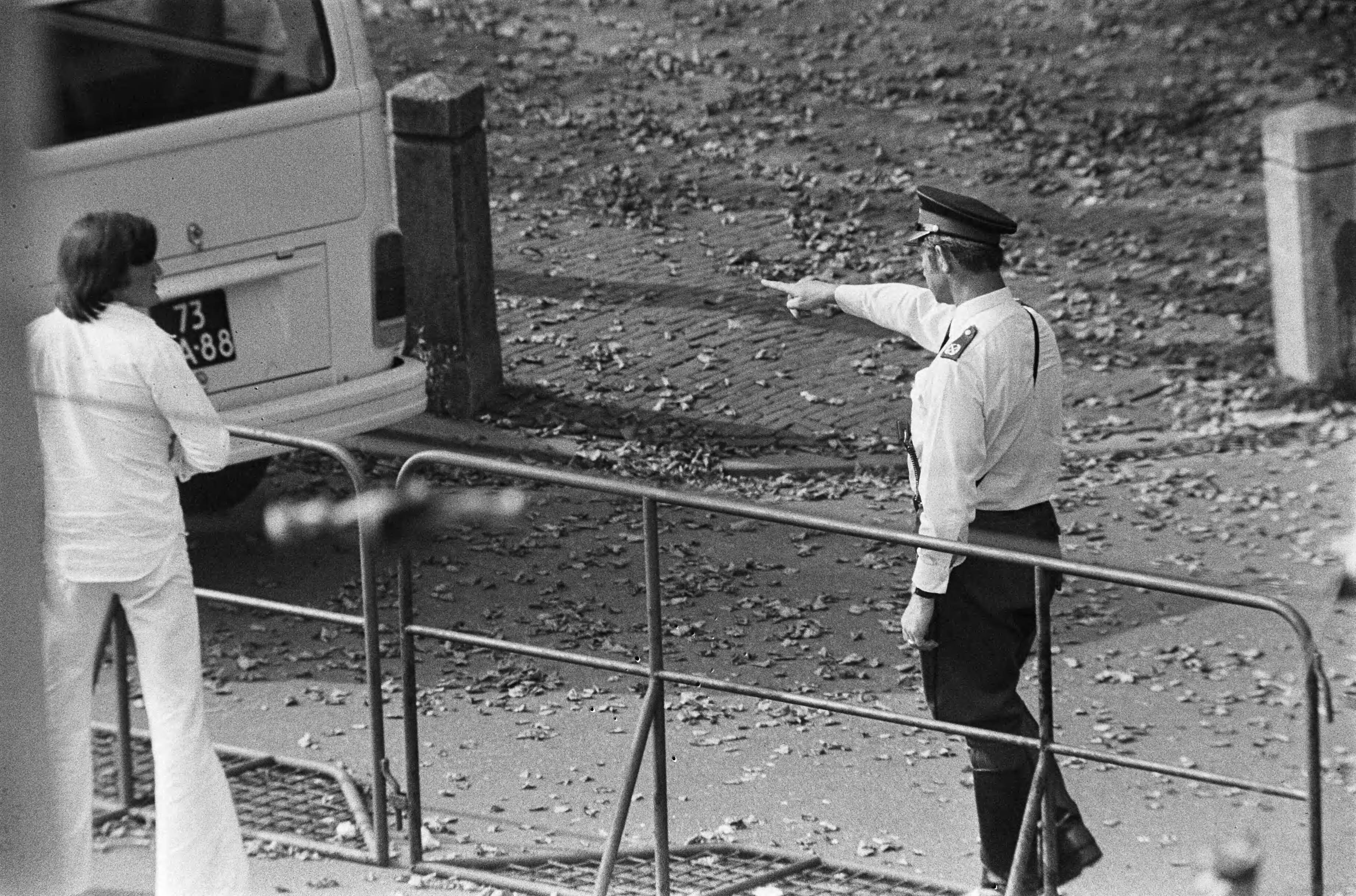 Fotocollectie Anefo — Gijzeling in Den Haag ; minister De Gaay Fortman (BZ) komt aan bij Amerikaanse ambassade — Foto: Mieremet, Rob / Anefo. Licentie: Set B: Rechtenvrij / Publiek Domein. Bron: Nationaal Archief. http://hdl.handle.net/10648/ac5567c0-d0b4-102d-bcf8-003048976d84