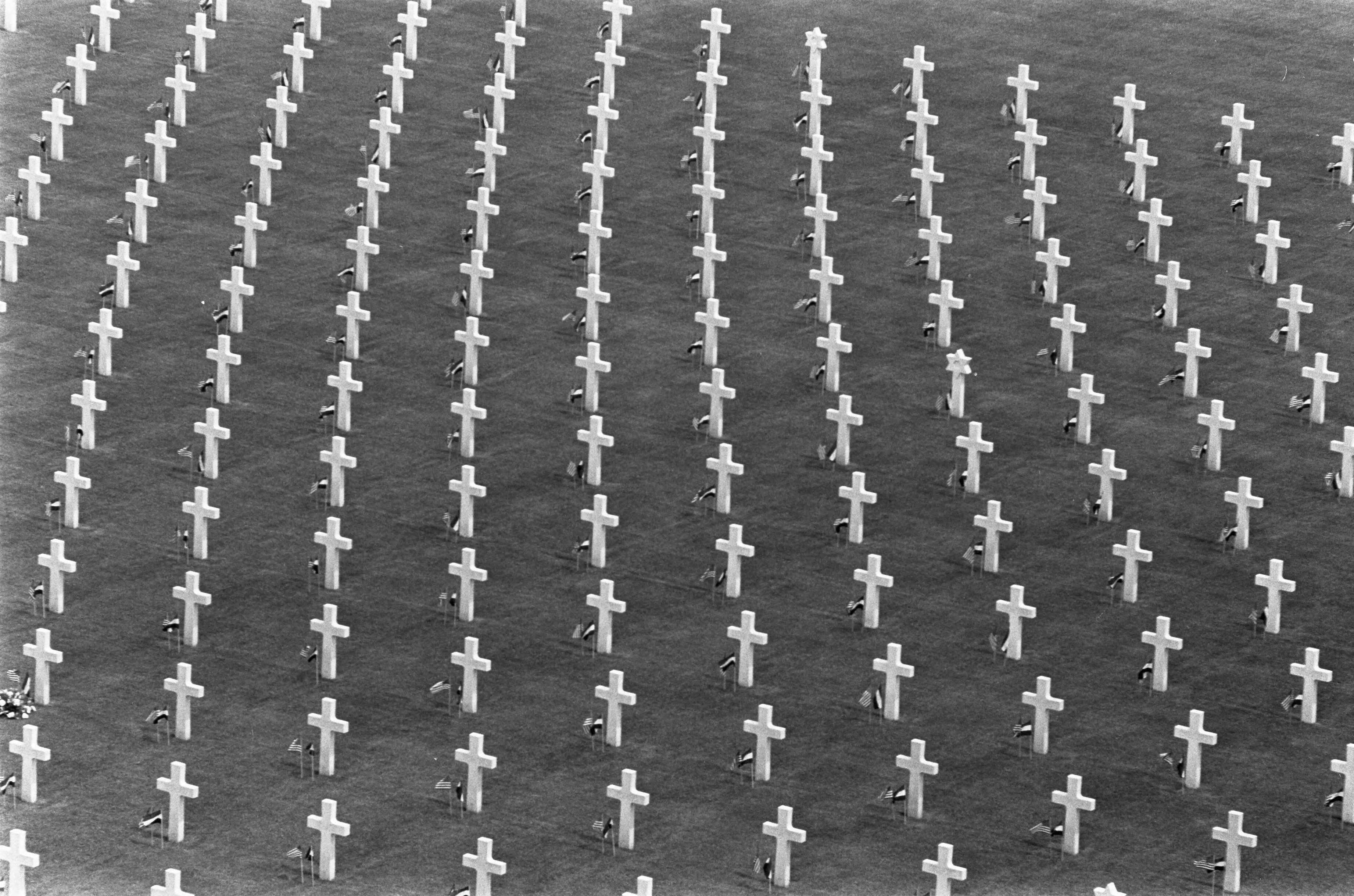 Fotocollectie Anefo — Memorial Day op Margratens erebegraafplaats de begraafplaats — Foto: Koch, Eric / Anefo. Licentie: Set B: Rechtenvrij / Publiek Domein. Bron: Nationaal Archief. http://hdl.handle.net/10648/ab6c0f3a-d0b4-102d-bcf8-003048976d84