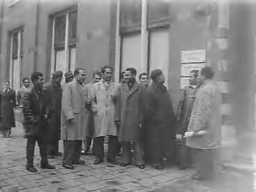 Fotocollectie Anefo — Kort geding om de 37 verstekelingen in Den Haag — Foto: Bilsen, Joop van / Anefo. Licentie: Set B: Rechtenvrij / Publiek Domein. Bron: Nationaal Archief. http://hdl.handle.net/10648/a987abfc-d0b4-102d-bcf8-003048976d84