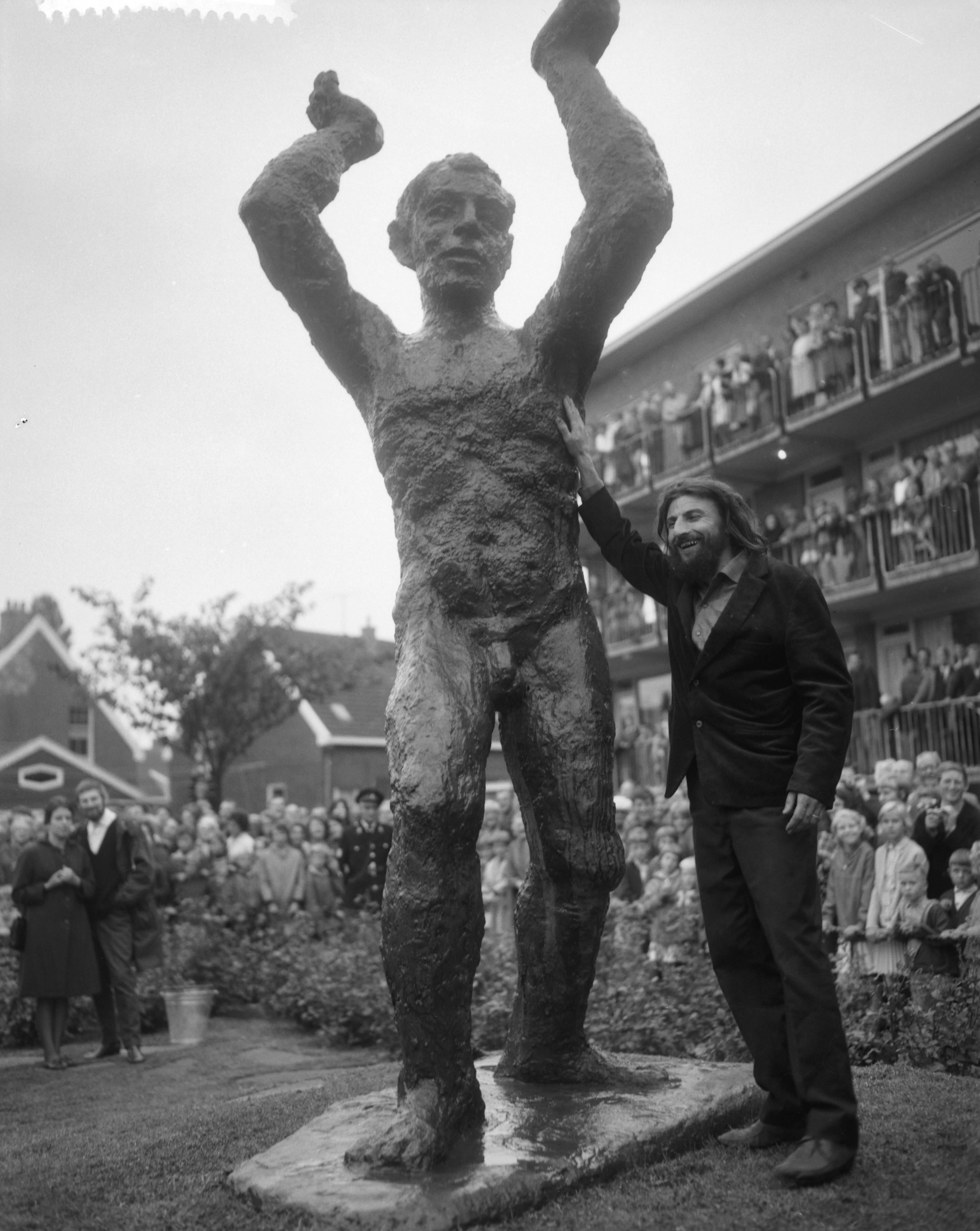 Fotocollectie Anefo — Onthulling beeld "Pourquoi" van beeldhouwer Miletic — Foto: Bilsen, Joop van / Anefo. Licentie: Set B: Rechtenvrij / Publiek Domein. Bron: Nationaal Archief. http://hdl.handle.net/10648/aa73508e-d0b4-102d-bcf8-003048976d84