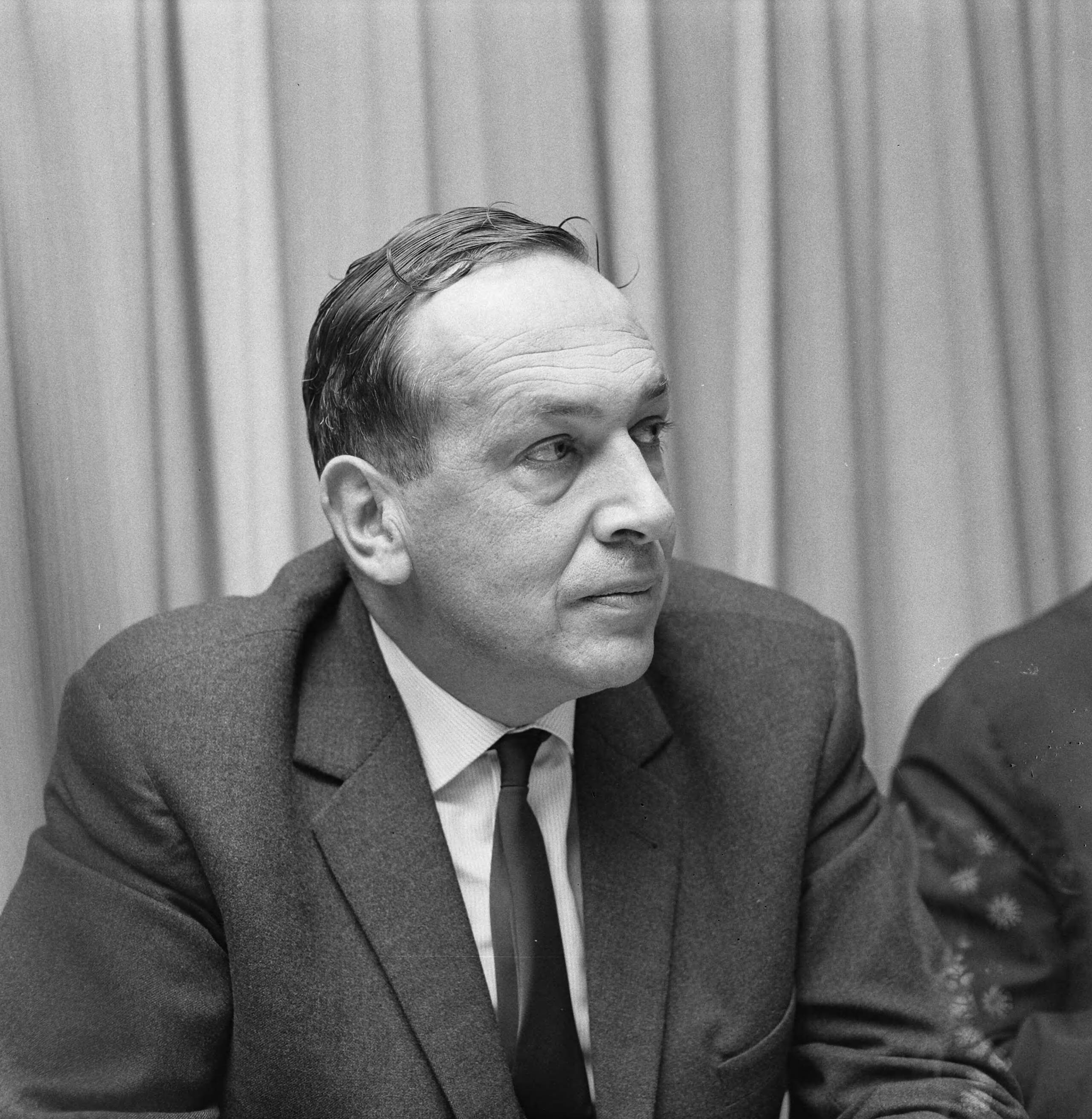 Fotocollectie Anefo — Persconferentie van de TROS (Televisie & Radio Omroep Stichting) in Nieuwspoort te Den Haag; H.J. Minderop — Foto: Kroon, Ron / Anefo. Licentie: Set B: Rechtenvrij / Publiek Domein. Bron: Nationaal Archief. http://hdl.handle.net/10648/aad2b538-d0b4-102d-bcf8-003048976d84