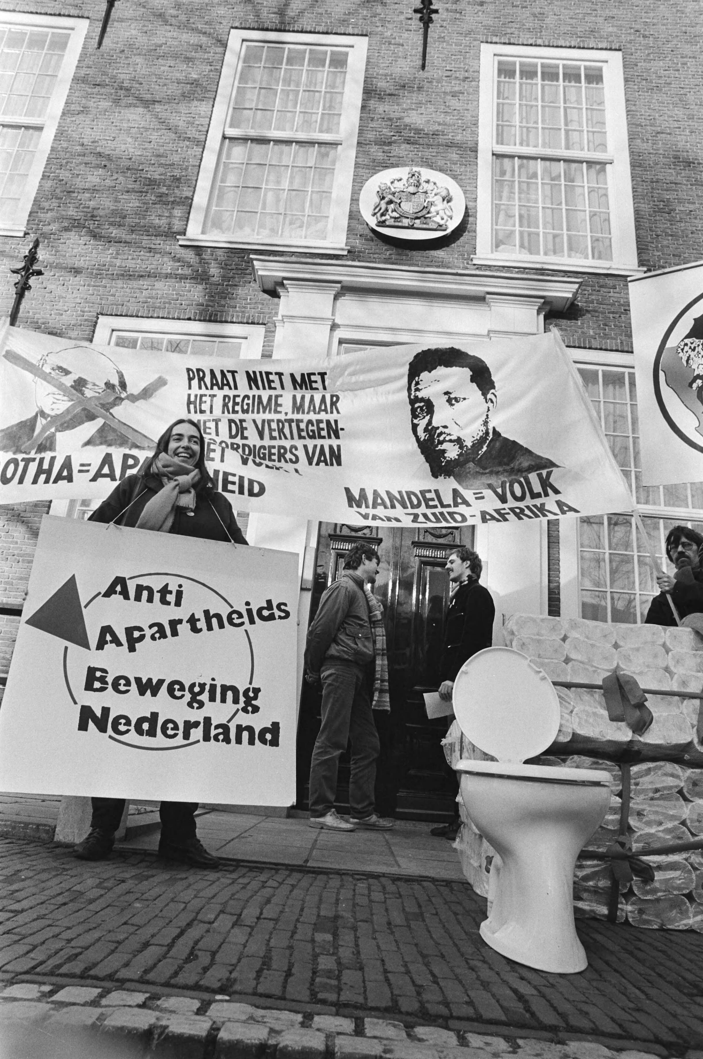 Fotocollectie Anefo — Demonstr in Den Haag voor het Britse Ambassadegeb tegen de slechte behandeling van drie UDF-leiders in het Britse consulaat Durban — Foto: Bogaerts, Rob / Anefo. Licentie: Set B: Rechtenvrij / Publiek Domein. Bron: Nationaal Archief. http://hdl.handle.net/10648/ad409650-d0b4-102d-bcf8-003048976d84