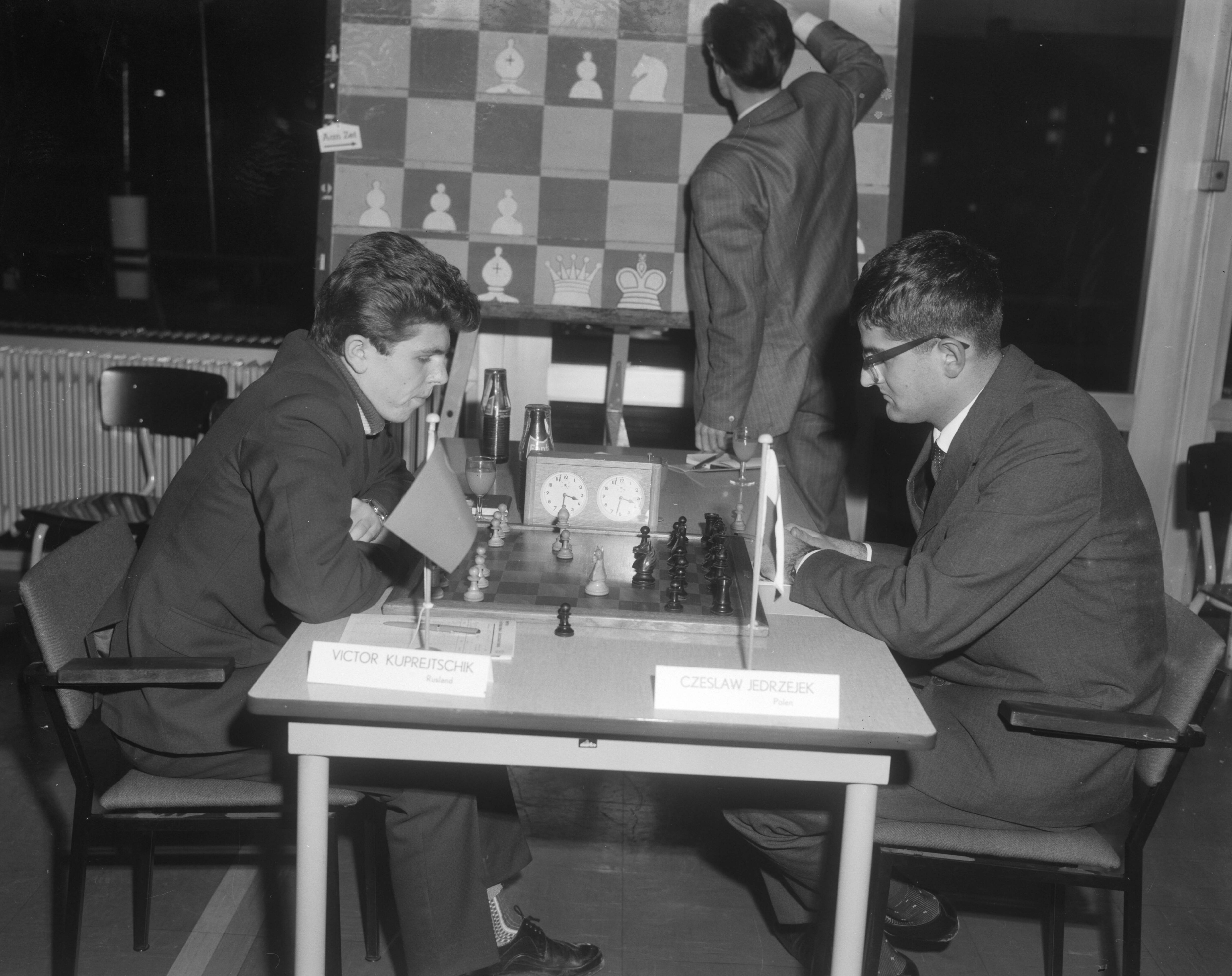 Fotocollectie Anefo — Internationaal Jeugd Schaaktoernooi te Groningen, Victor Kuprejtschik en Czeslaw Jedrezejek (Polen) — Foto: Bilsen, Joop van / Anefo. Licentie: Set B: Rechtenvrij / Publiek Domein. Bron: Nationaal Archief. http://hdl.handle.net/10648/aad40e10-d0b4-102d-bcf8-003048976d84