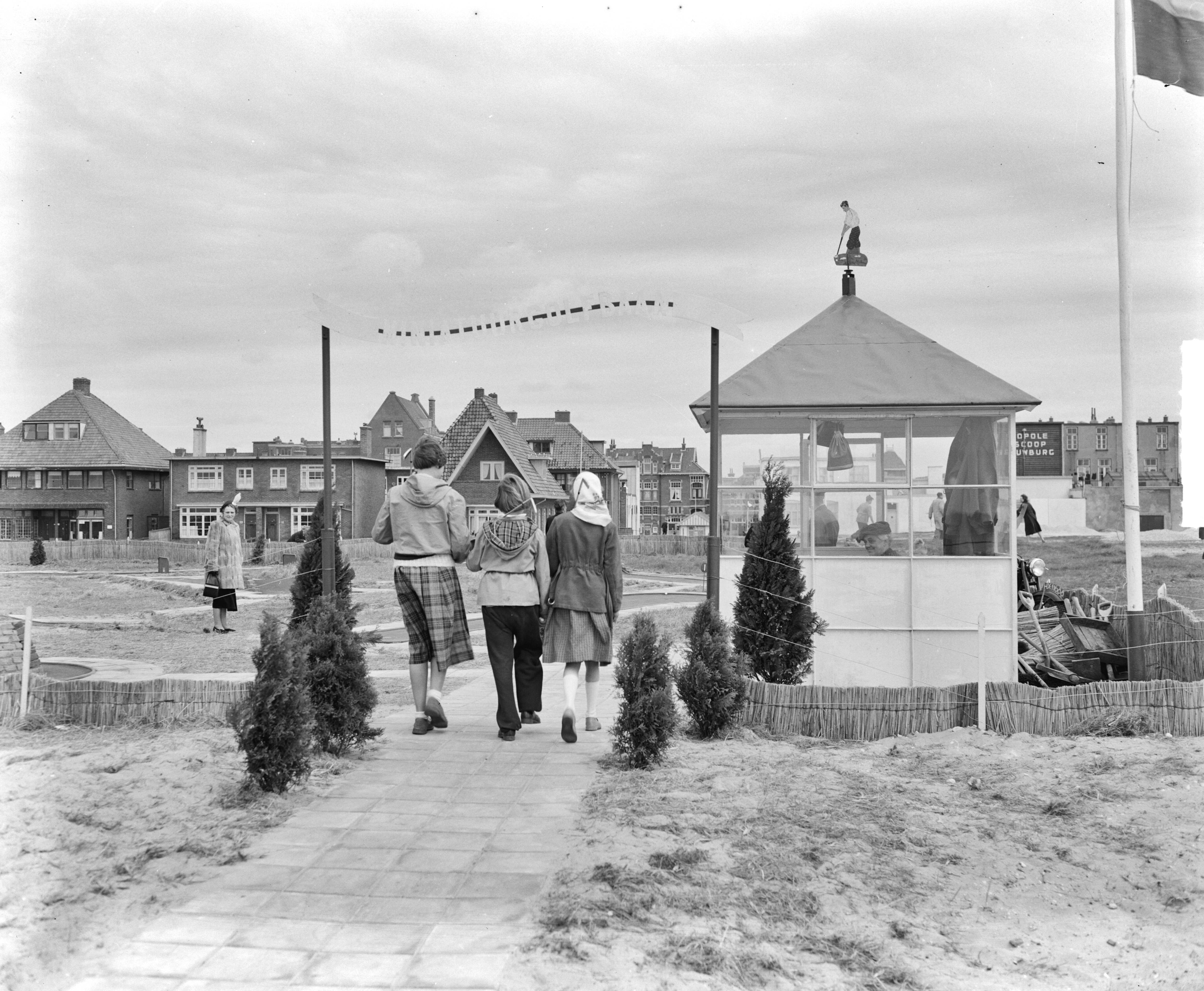 Fotocollectie Anefo — Nieuwe minigolfbaan in Zandvoort — Foto: Pot, Harry / Anefo. Licentie: Set B: Rechtenvrij / Publiek Domein. Bron: Nationaal Archief. http://hdl.handle.net/10648/a8ea1b3a-d0b4-102d-bcf8-003048976d84