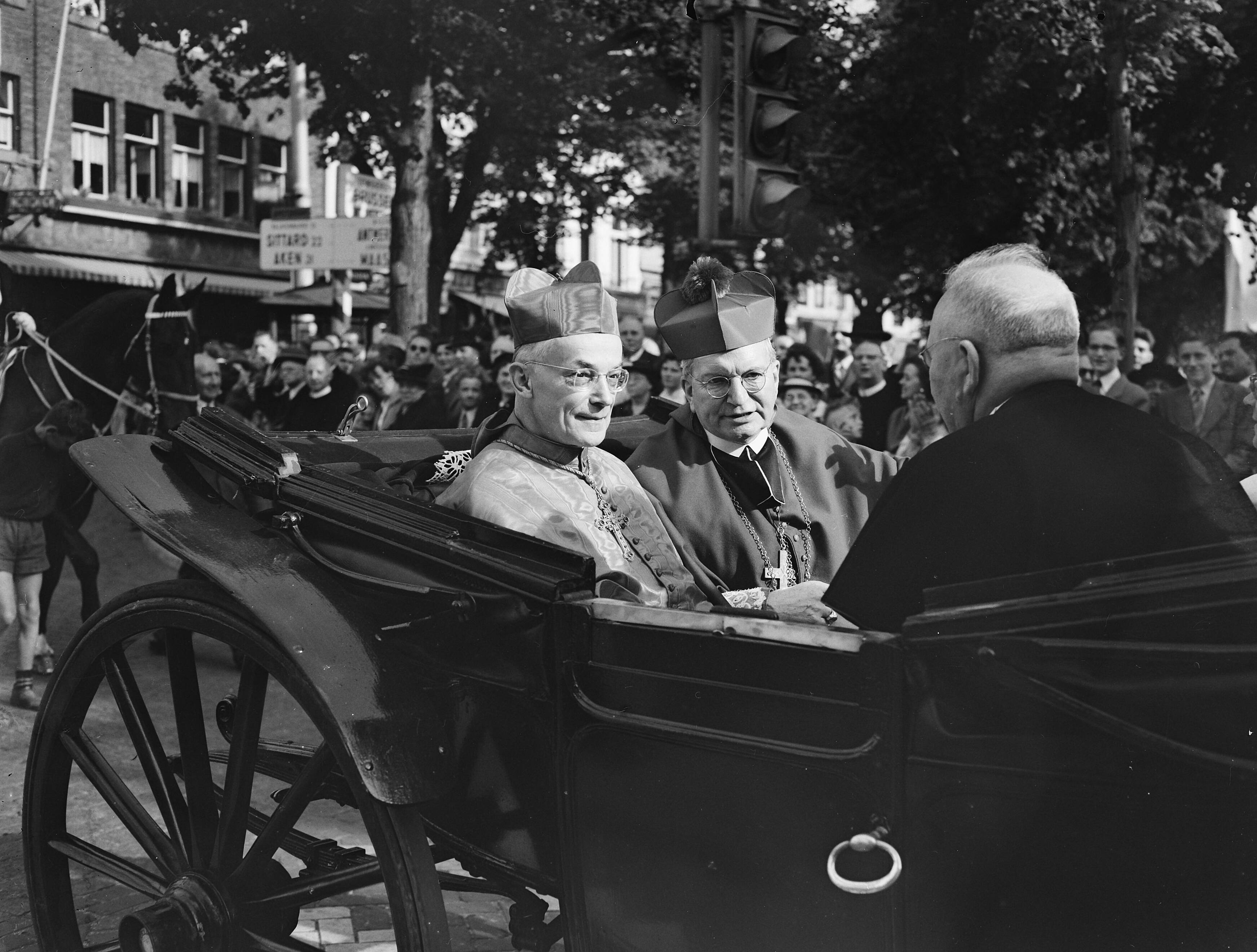 Fotocollectie Anefo — Heiligdomsvaart Maastricht. Links de aartsbisschop van Keulen Joseph Frings, rechts Mgr. Dr. J. H. G. Lemmens, bisschop van Roermond — Foto: Pot, Harry / Anefo. Licentie: Set B: Rechtenvrij / Publiek Domein. Bron: Nationaal Archief. http://hdl.handle.net/10648/a937fb3e-d0b4-102d-bcf8-003048976d84