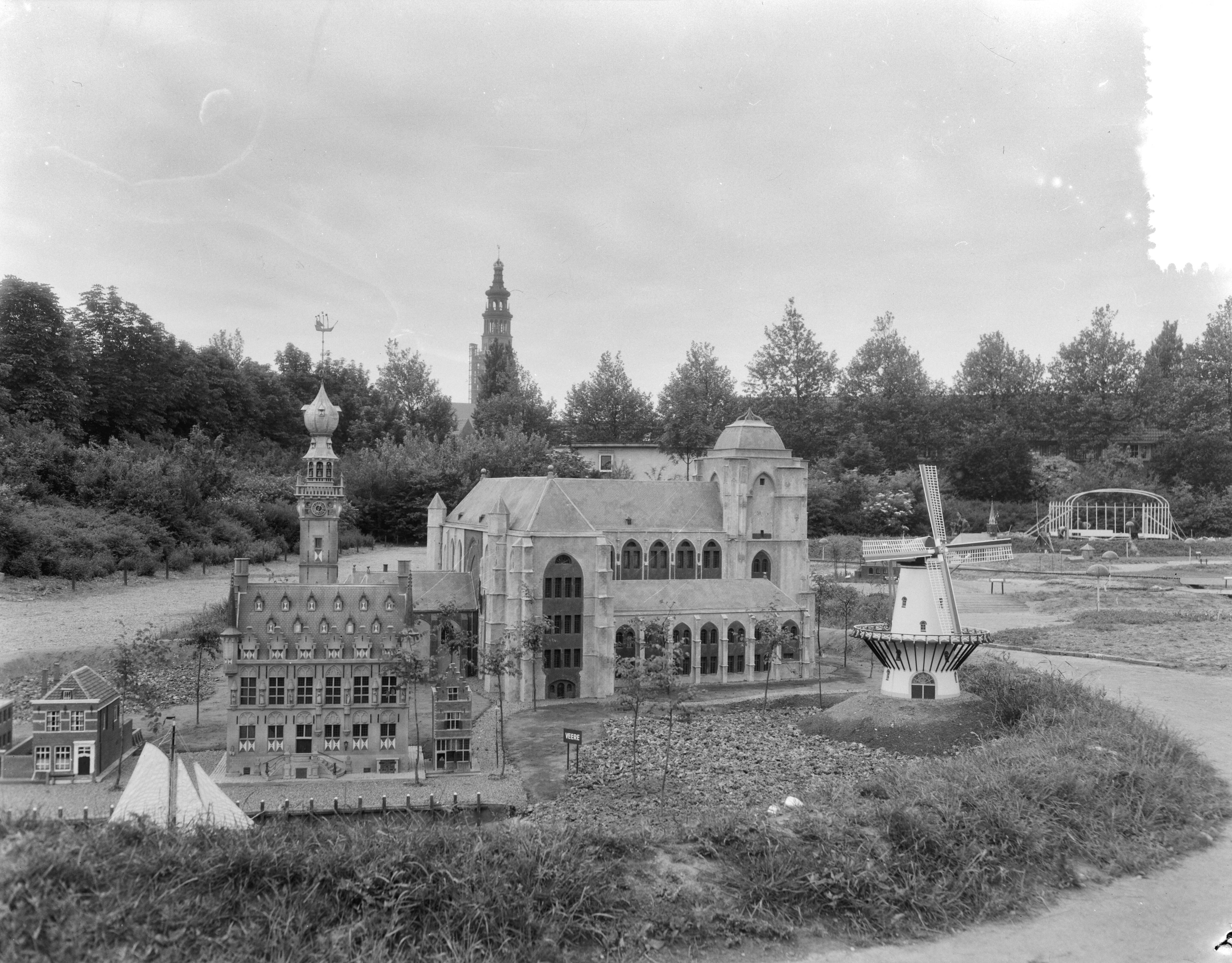 Fotocollectie Anefo — Miniatuurstad in Middelburg met Zeeuwse dracht — Foto: Duinen, G.W. van / Anefo. Licentie: Set B: Rechtenvrij / Publiek Domein. Bron: Nationaal Archief. http://hdl.handle.net/10648/a923d578-d0b4-102d-bcf8-003048976d84