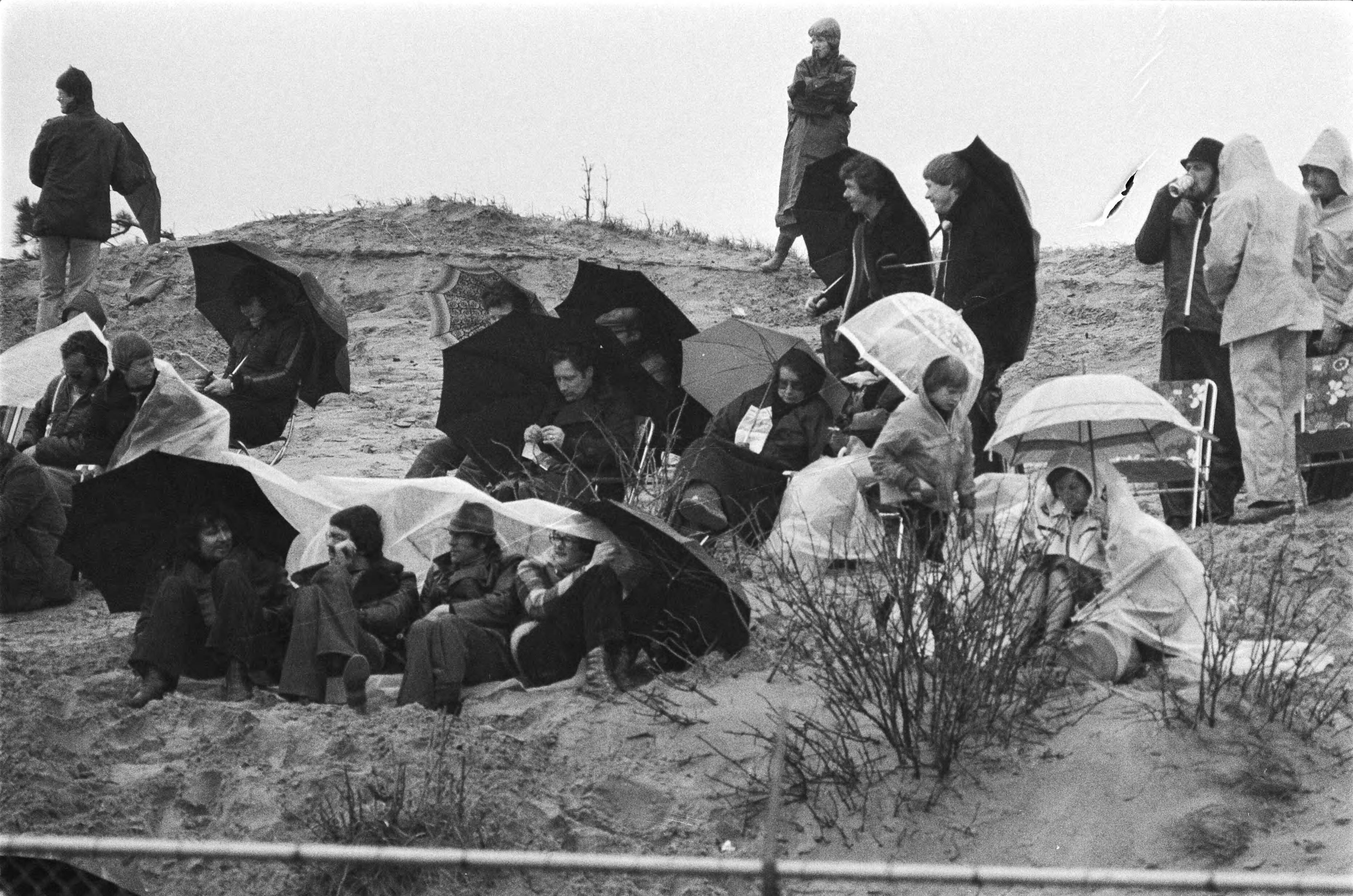 Fotocollectie Anefo — Slecht weer tijdens paasweekeinde; toeschouwers bij autoraces Zandvoort — Foto: Suyk, Koen / Anefo. Licentie: Set B: Rechtenvrij / Publiek Domein. Bron: Nationaal Archief. http://hdl.handle.net/10648/acaf5848-d0b4-102d-bcf8-003048976d84