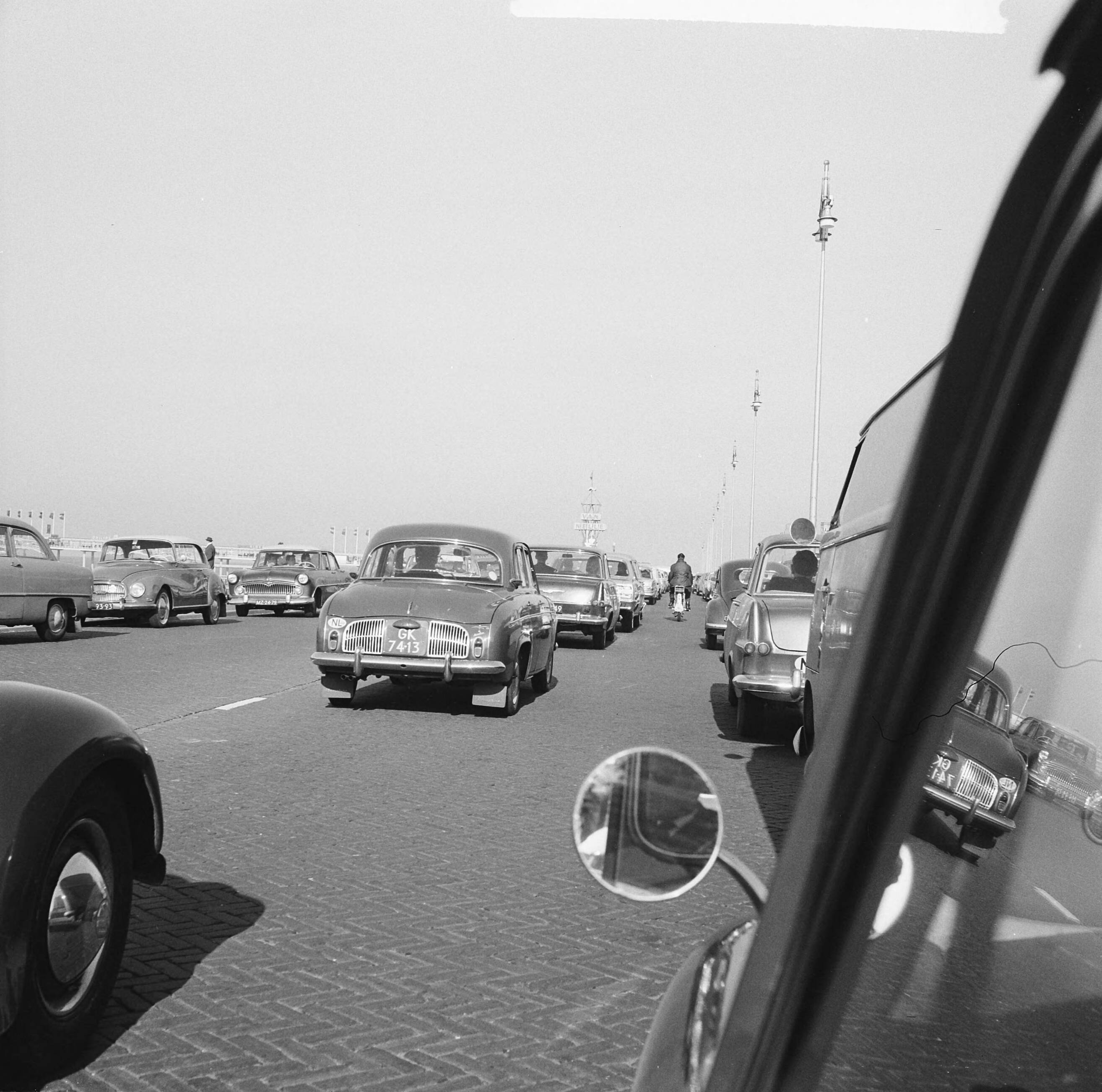 Fotocollectie Anefo — Boulevard Scheveningen vol met "opuittrekkenden" bij warm weer — Foto: Smulders, Jean / Anefo. Licentie: Set B: Rechtenvrij / Publiek Domein. Bron: Nationaal Archief. http://hdl.handle.net/10648/aa60a862-d0b4-102d-bcf8-003048976d84