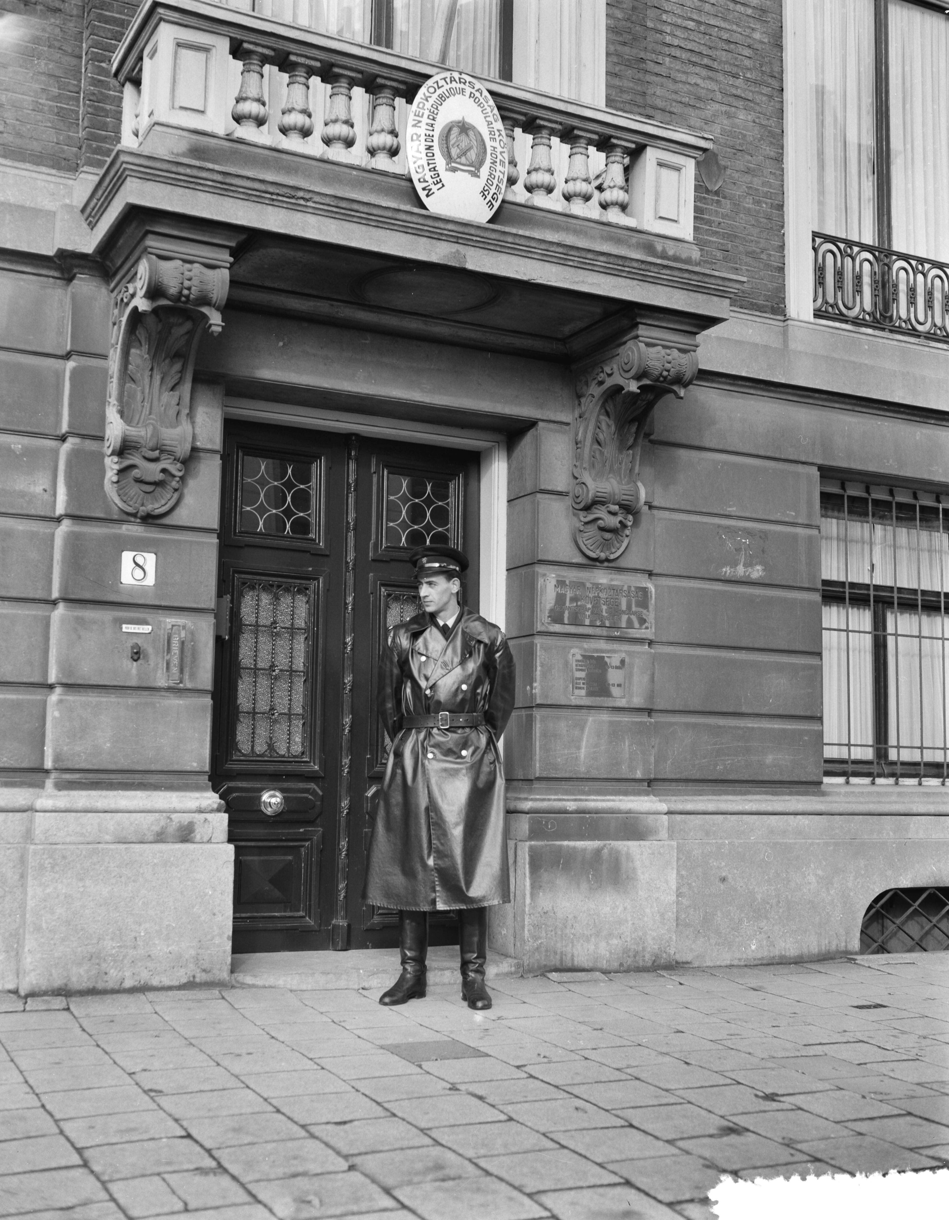 Fotocollectie Anefo — Politieagent bewaakt Hongaarse Legatie te Den Haag — Foto: Rossem, Wim van / Anefo. Licentie: Set B: Rechtenvrij / Publiek Domein. Bron: Nationaal Archief. http://hdl.handle.net/10648/a951d2de-d0b4-102d-bcf8-003048976d84