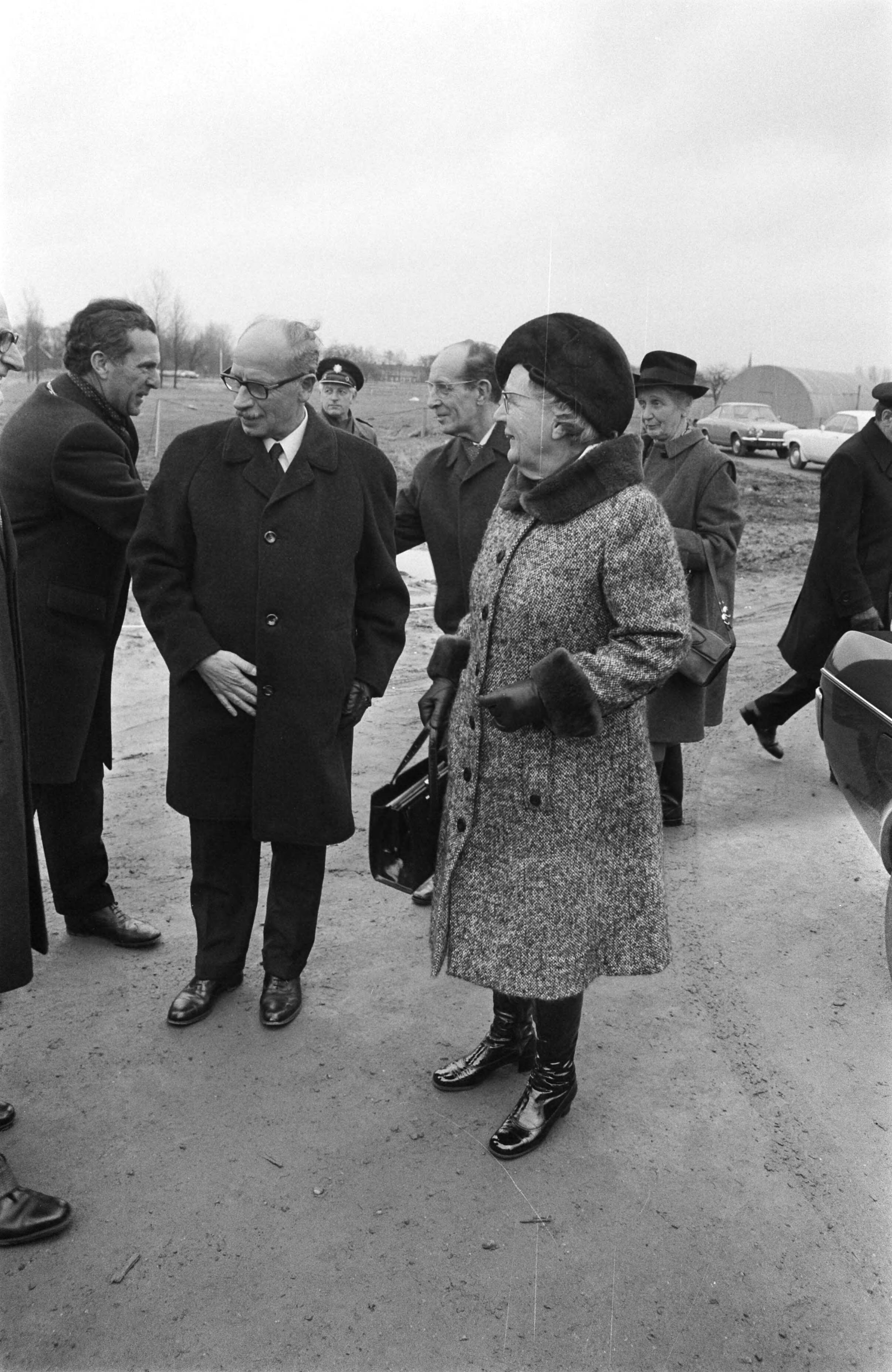 Koningin Juliana bekijkt in Zwammerdam de plaats waar een Romeins schip wordt opgegraven — Koningin Juliana wordt ontvangen op het terrein van de opgraving — Foto: Fotograaf Onbekend / Anefo. Licentie: Set B: Rechtenvrij / Publiek Domein. Bron: Nationaal Archief. http://hdl.handle.net/10648/ac41e15a-d0b4-102d-bcf8-003048976d84