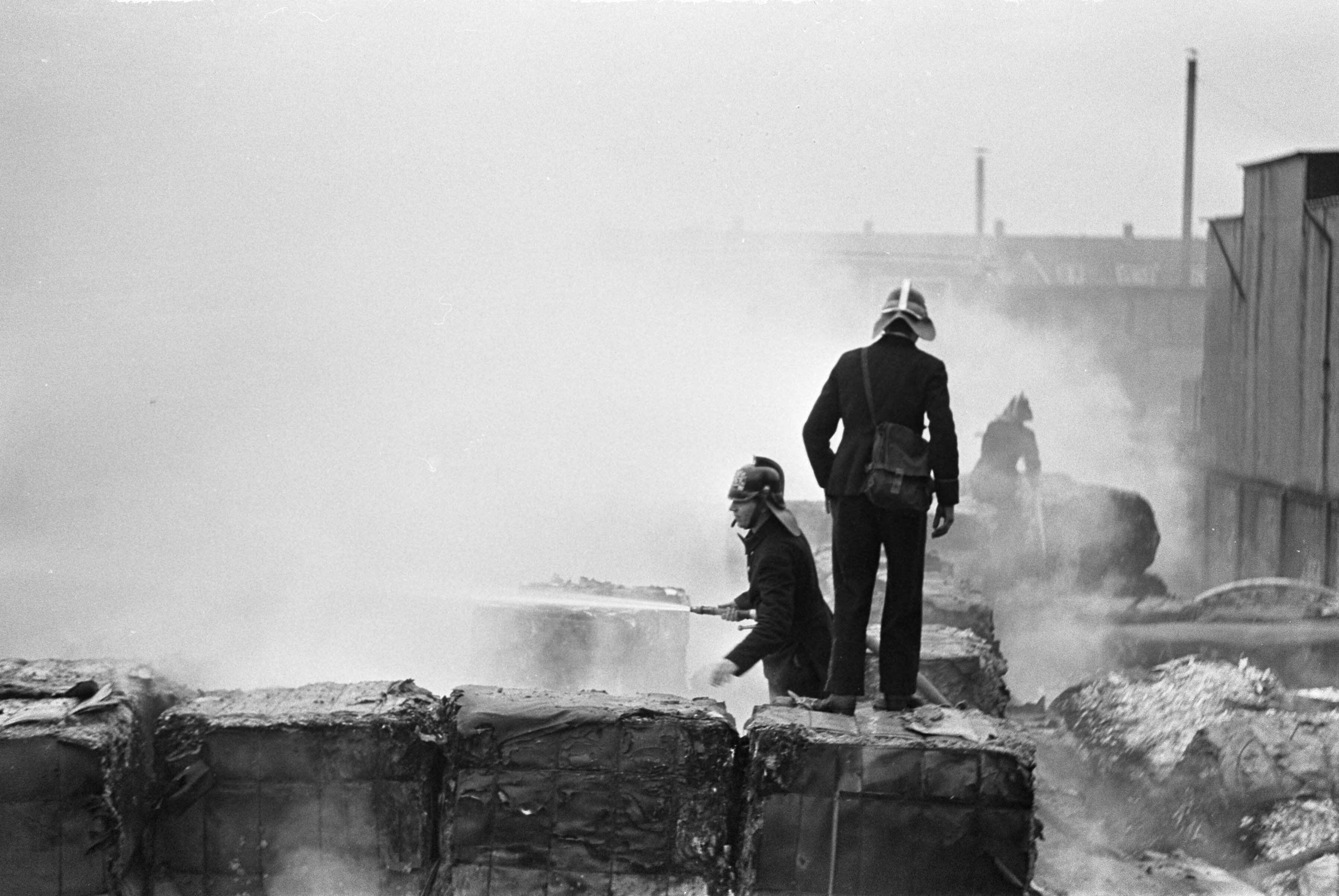 Fotocollectie Anefo — Brand in de papieropslagplaats van de N.V. Oud Papierhandel M.A. Wessels aan de Meeuwenlaan te Amsterdam-Noord, blussingswerkzaamheden — Foto: Evers, Joost / Anefo. Licentie: Set B: Rechtenvrij / Publiek Domein. Bron: Nationaal Archief. http://hdl.handle.net/10648/aab85698-d0b4-102d-bcf8-003048976d84