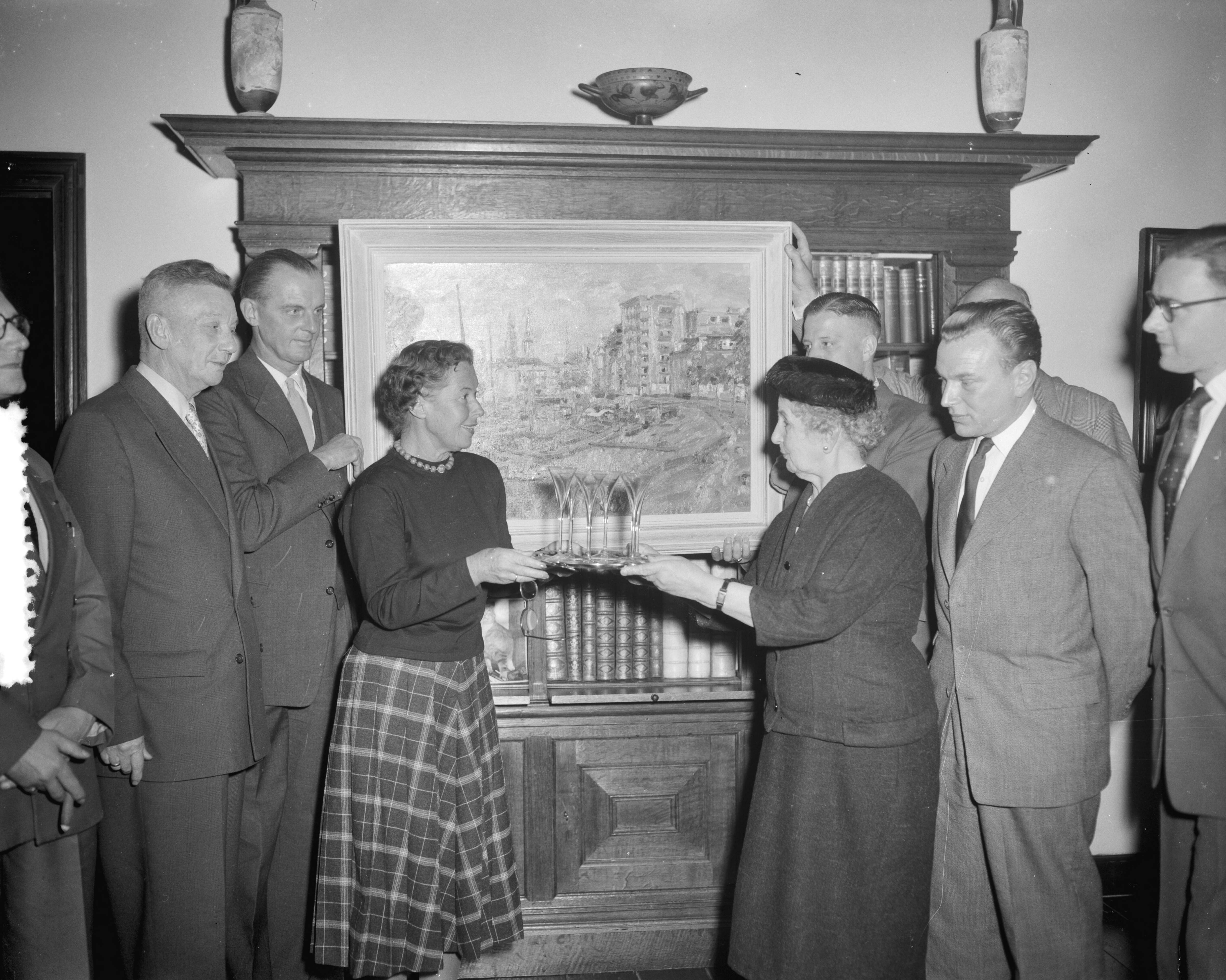 Fotocollectie Anefo — Huldiging van mevrouw Bouman door Groningers te Den Haag — Foto: Bilsen, Joop van / Anefo. Licentie: Set B: Rechtenvrij / Publiek Domein. Bron: Nationaal Archief. http://hdl.handle.net/10648/a952ade4-d0b4-102d-bcf8-003048976d84