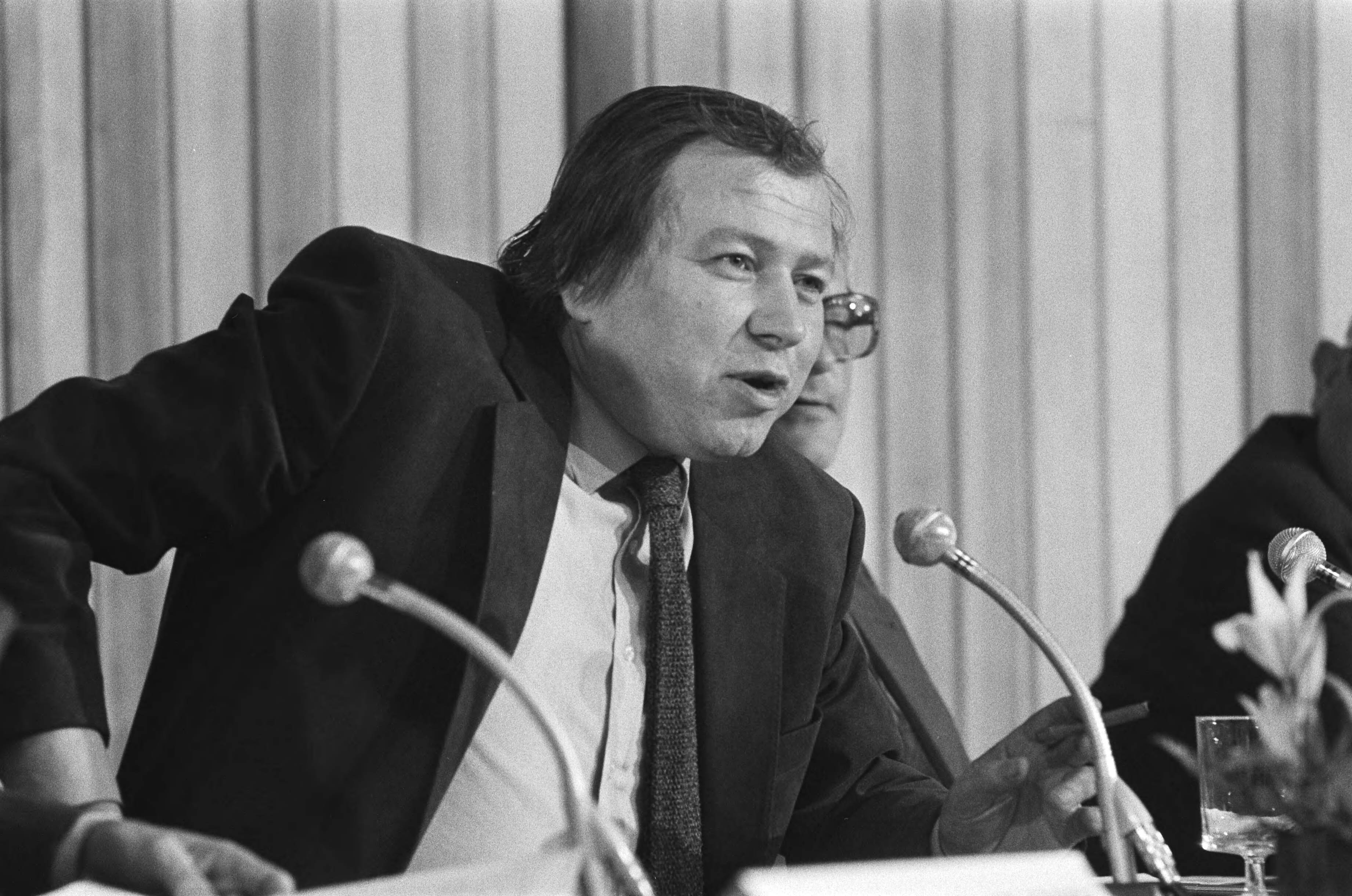 Fotocollectie Anefo — Bouwbeurs 1980 in Utrecht; Marcel van Dam — Foto: Suyk, Koen / Anefo. Licentie: Set B: Rechtenvrij / Publiek Domein. Bron: Nationaal Archief. http://hdl.handle.net/10648/acdf0174-d0b4-102d-bcf8-003048976d84