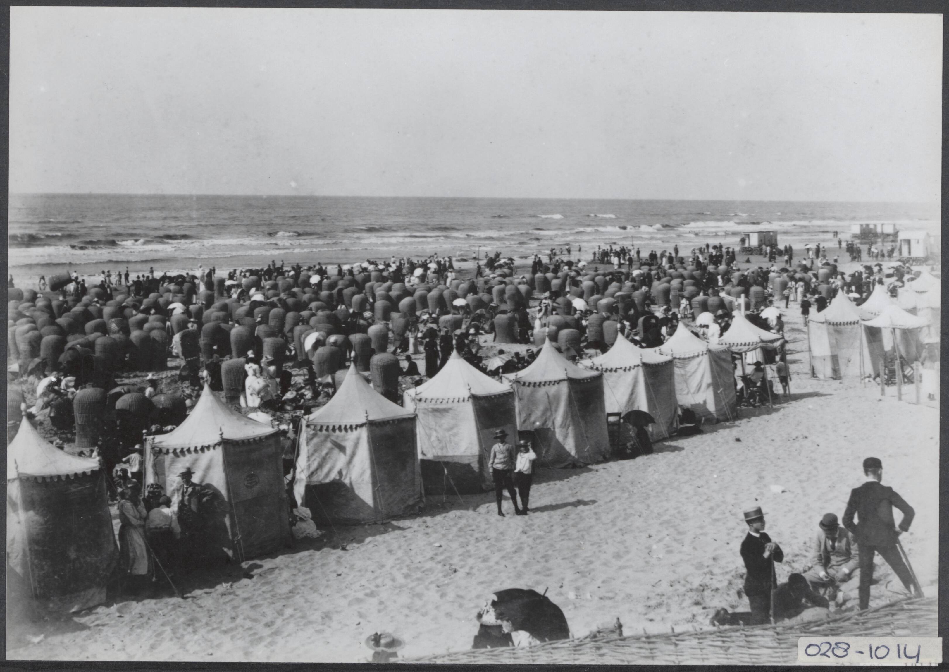 Fotocollectie Elsevier Binnenland — Scheveningen. Strand — Foto: Onbekend / Publiek Domein of Rechtenvrij. Licentie: Set B: Rechtenvrij / Publiek Domein. Bron: Nationaal Archief. http://hdl.handle.net/10648/addf83dc-d0b4-102d-bcf8-003048976d84