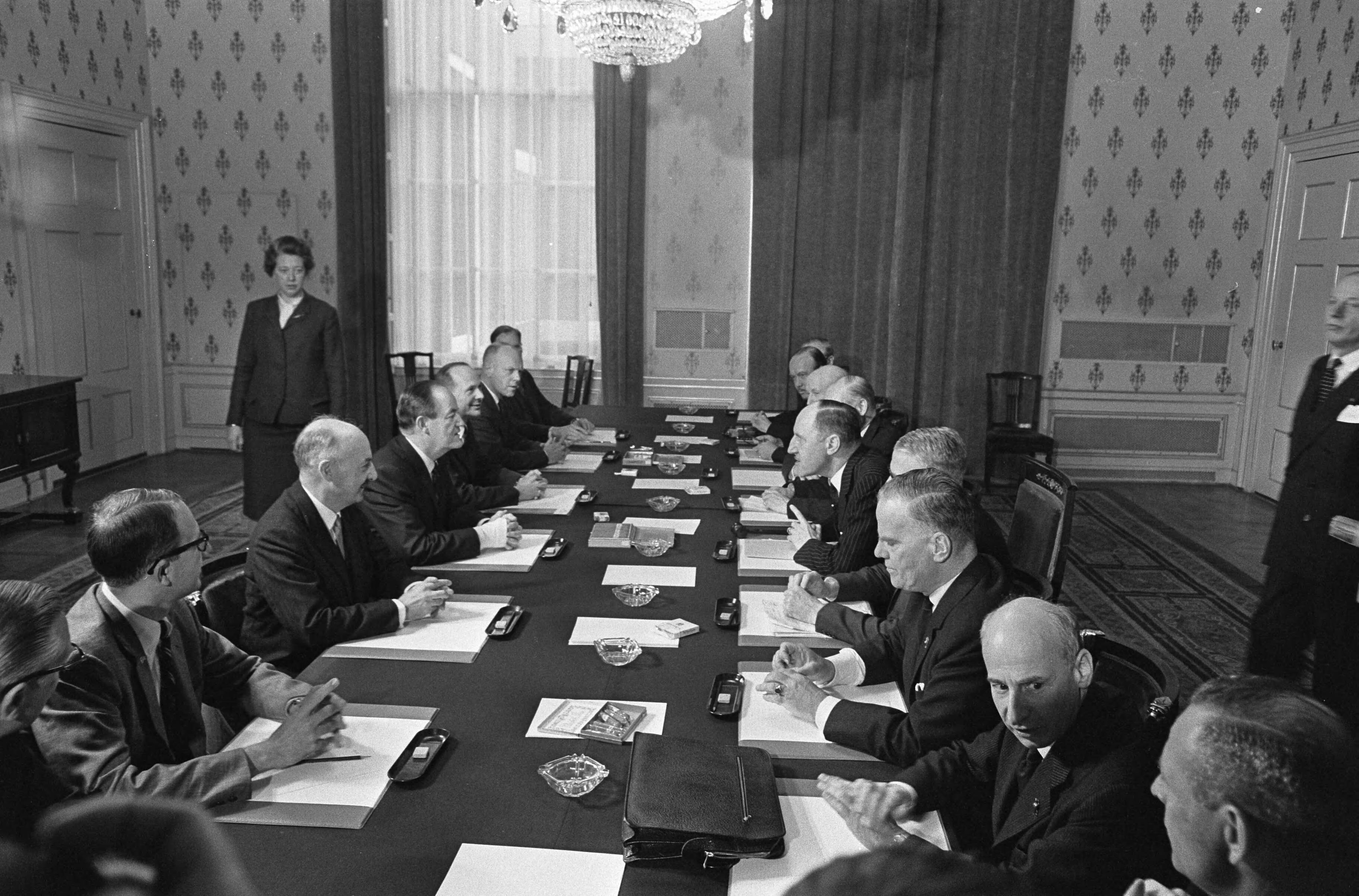 Fotocollectie Anefo — Vice president Humphrey en Minister Luns bespreken politieke situatie Den Haag , rechts Luns, links Humphrey — Foto: Kroon, Ron / Anefo. Licentie: Set B: Rechtenvrij / Publiek Domein. Bron: Nationaal Archief. http://hdl.handle.net/10648/ab13f6ce-d0b4-102d-bcf8-003048976d84