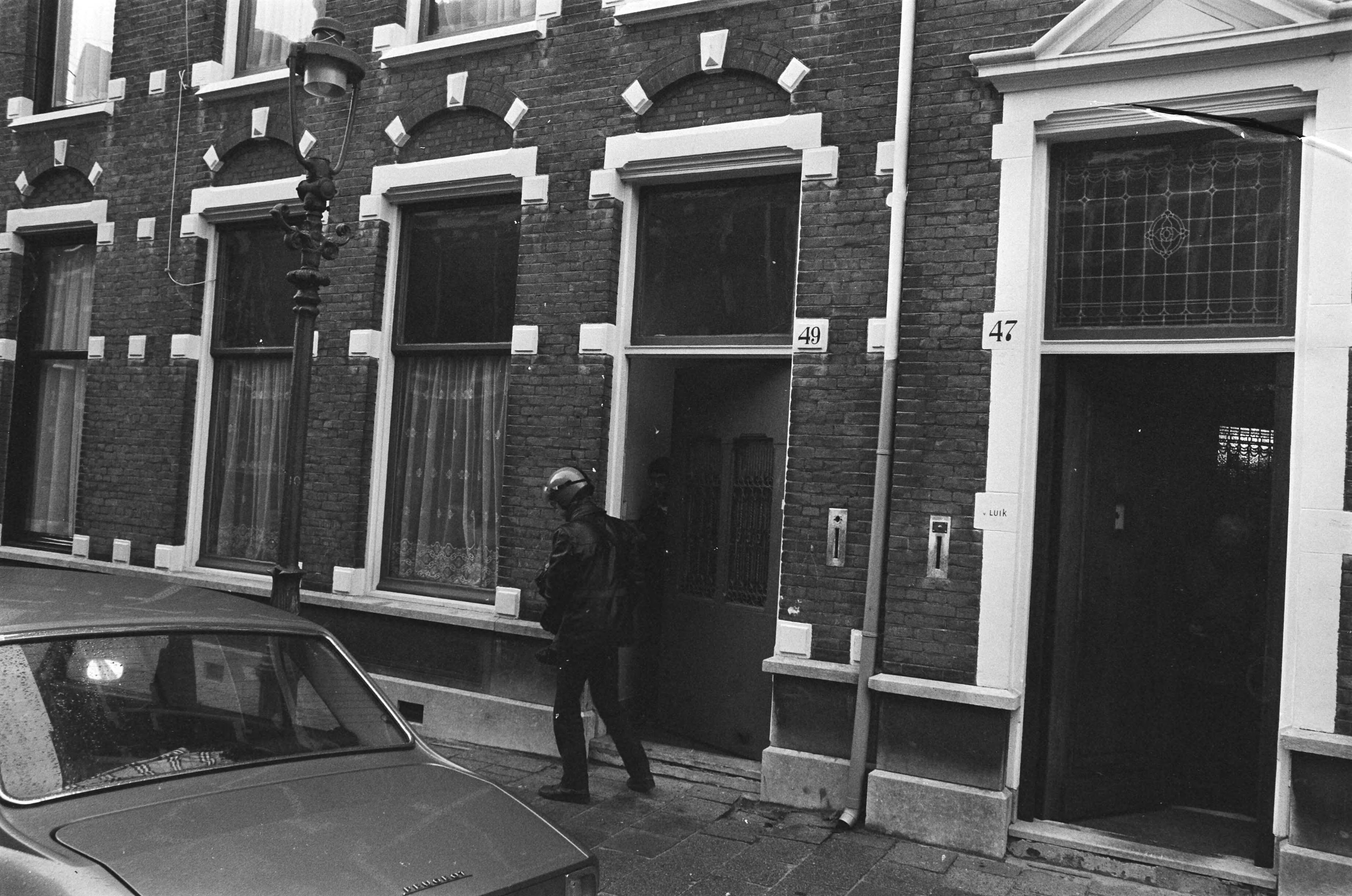 Fotocollectie Anefo — Zuid Molukker Kuhuwael bij aanslag gewond; huis van Kuhuwael in Den Haag — Foto: Verhoeff, Bert / Anefo. Licentie: Set B: Rechtenvrij / Publiek Domein. Bron: Nationaal Archief. http://hdl.handle.net/10648/acab500e-d0b4-102d-bcf8-003048976d84