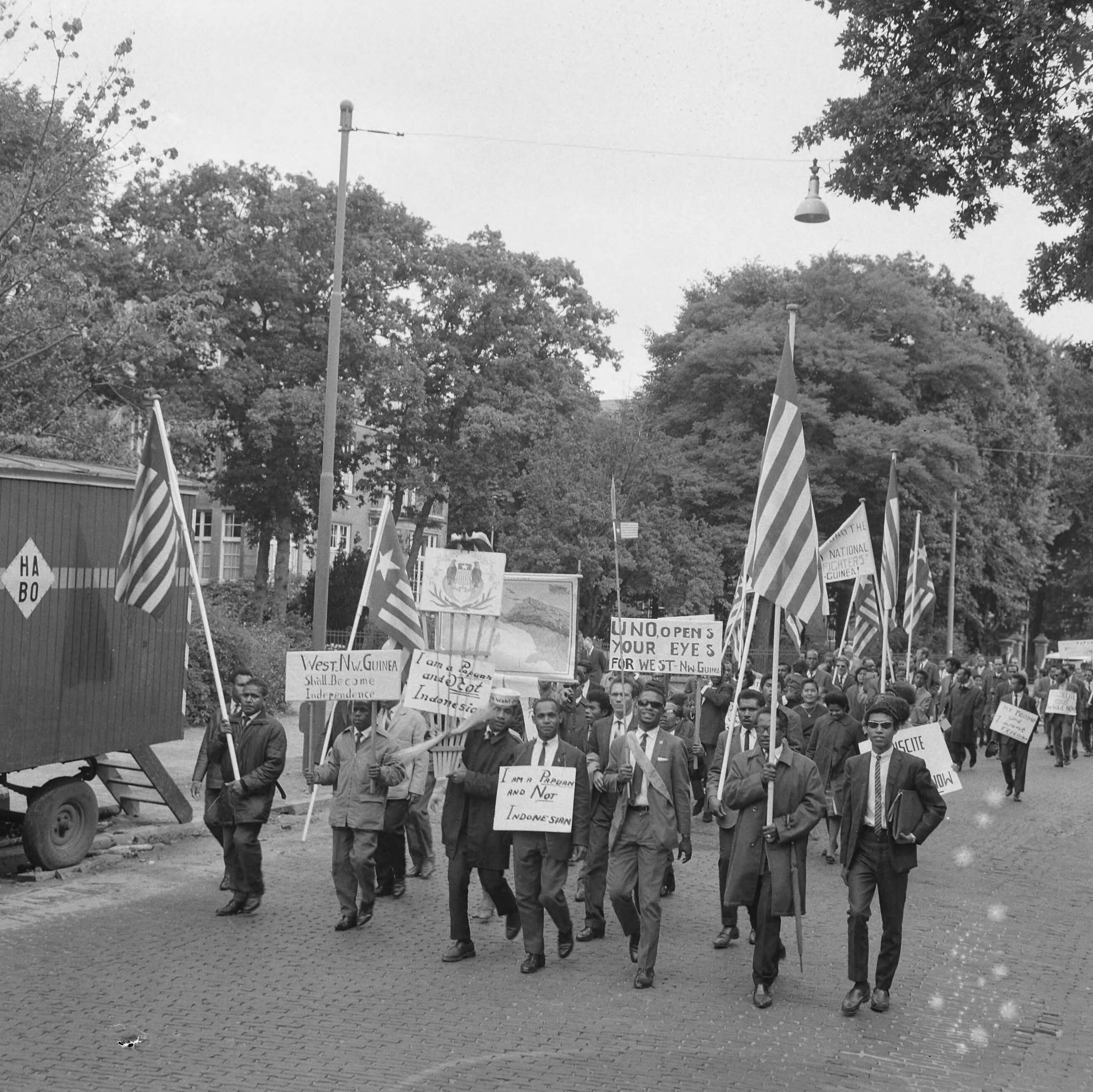 Fotocollectie Anefo — Papoea's demonstreren in Den Haag, Papoea's met vlaggen en protestborden — Foto: Nijs, Jac. de / Anefo. Licentie: Set B: Rechtenvrij / Publiek Domein. Bron: Nationaal Archief. http://hdl.handle.net/10648/aabc6878-d0b4-102d-bcf8-003048976d84