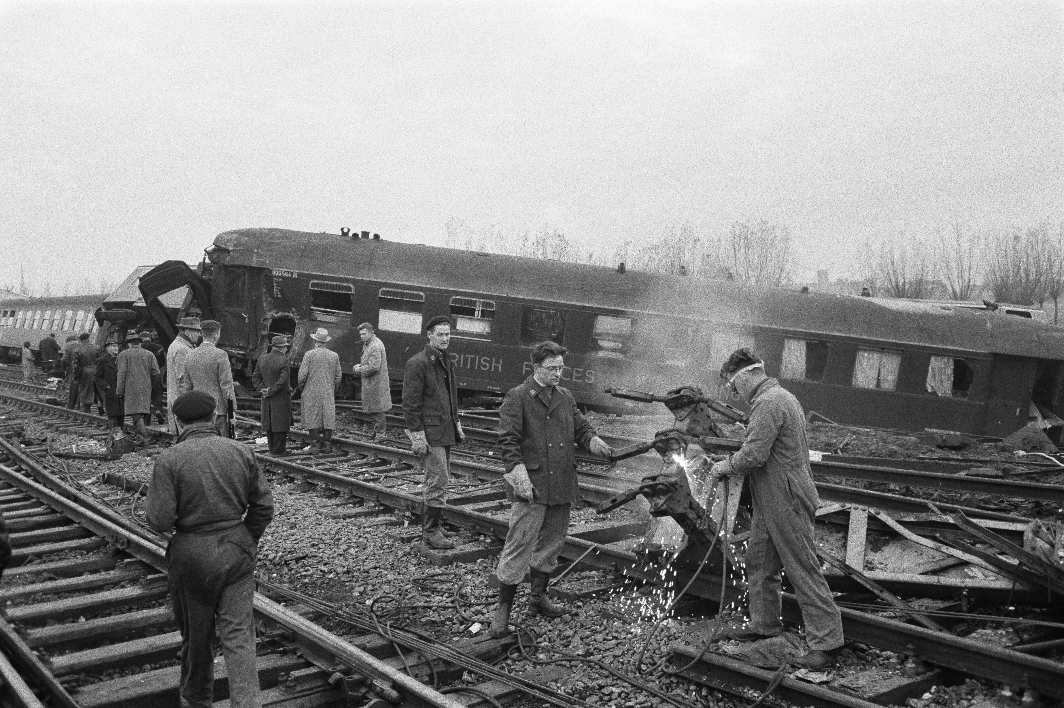 Fotocollectie Anefo — Spoorwegongeluk bij Woerden, overzicht van de opruimingswerkzaamheden — Foto: Pot, Harry / Anefo. Licentie: Set B: Rechtenvrij / Publiek Domein. Bron: Nationaal Archief. http://hdl.handle.net/10648/a9c0704a-d0b4-102d-bcf8-003048976d84