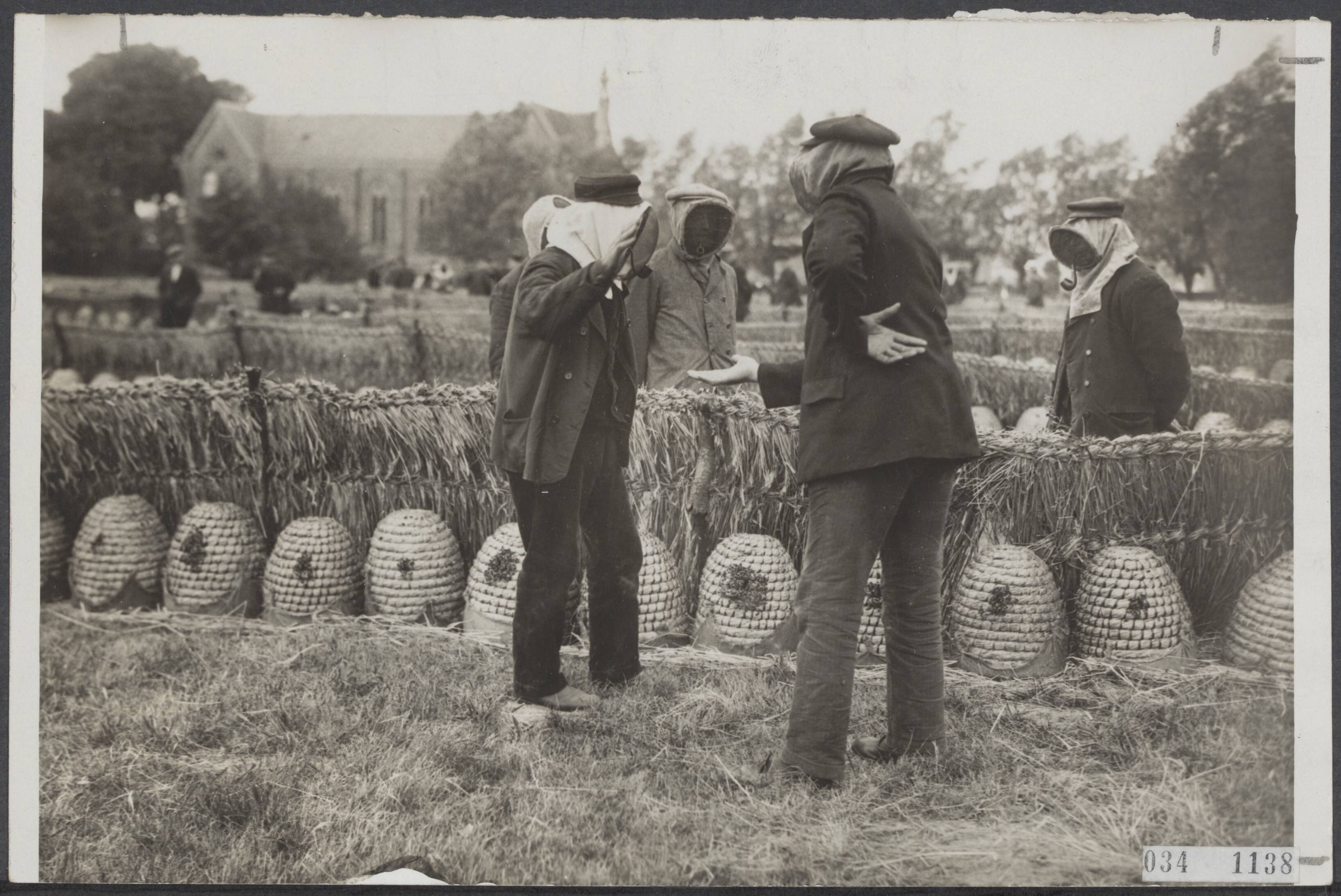 Fotocollectie Elsevier Binnenland — Bijenmarkt te Veenendaal — Foto: N.V. Vereenigde Fotobureaux. Licentie: Set B: Rechtenvrij / Publiek Domein. Bron: Nationaal Archief. http://hdl.handle.net/10648/ade93742-d0b4-102d-bcf8-003048976d84