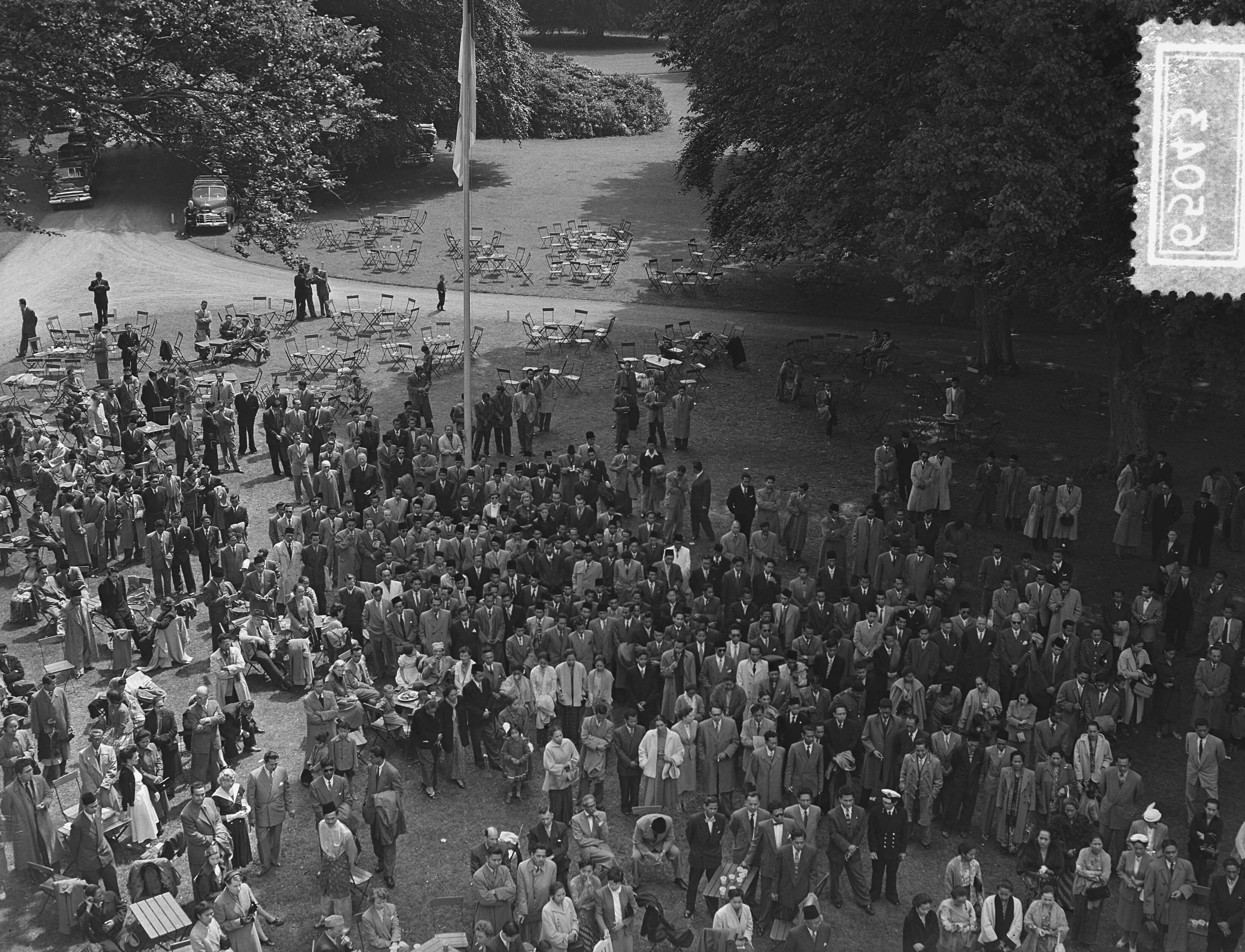 Fotocollectie Anefo — Viering van islamitisch feest Lebaran in de ambtswoning van de Hoge Commissaris van Indonesië, dr. Sutanto Tirtoprojo, te Wassenaar — Foto: Bilsen, Joop van / Anefo. Licentie: Set B: Rechtenvrij / Publiek Domein. Bron: Nationaal Archief. http://hdl.handle.net/10648/a9231f0c-d0b4-102d-bcf8-003048976d84