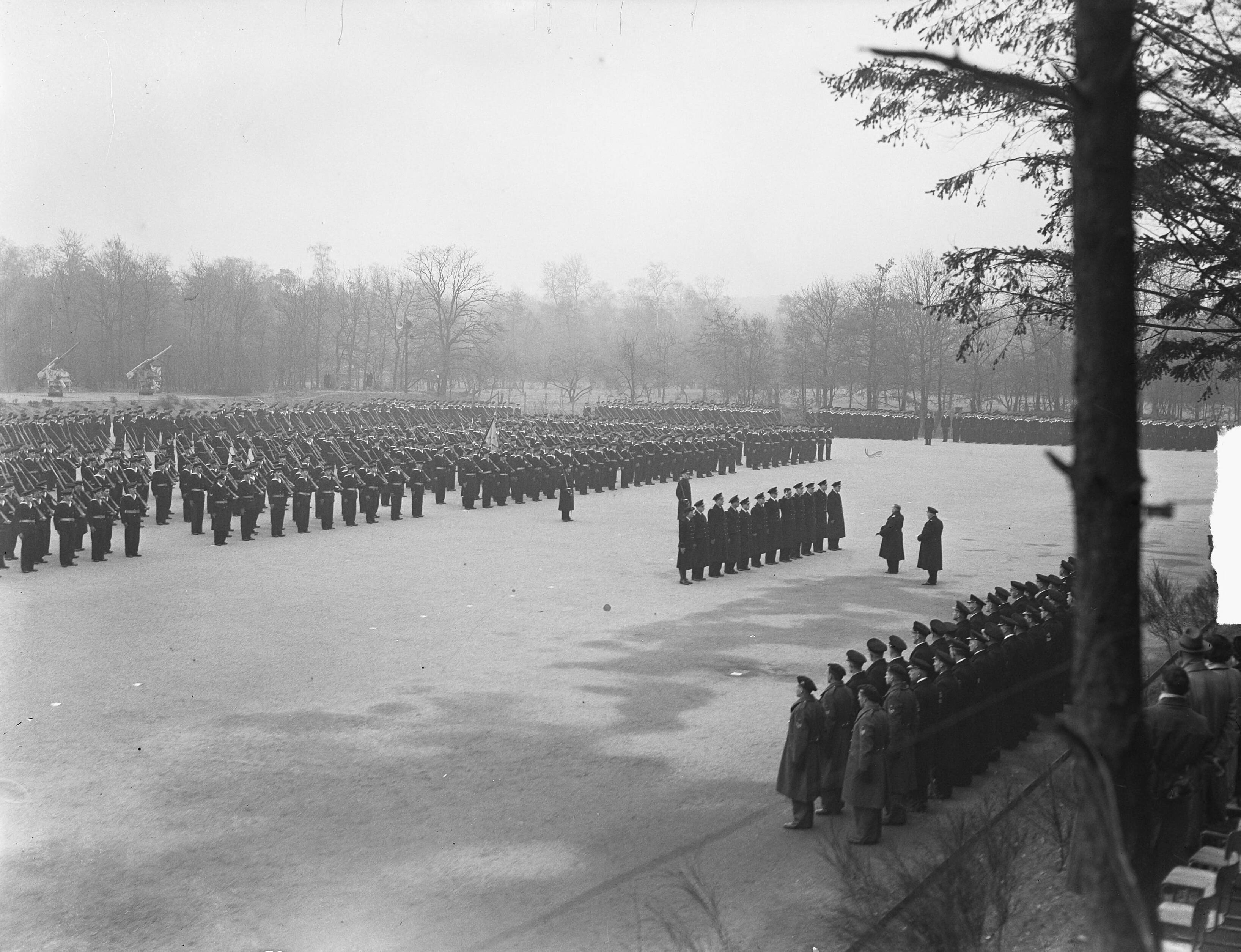 Beëdiging van marine-officieren in het MOC Hilversum — Foto: Nijs, Jac. de / Anefo. — Licentie: Set B: Rechtenvrij / Publiek Domein. Bron: Nationaal Archief. http://hdl.handle.net/10648/a8d57856-d0b4-102d-bcf8-003048976d84