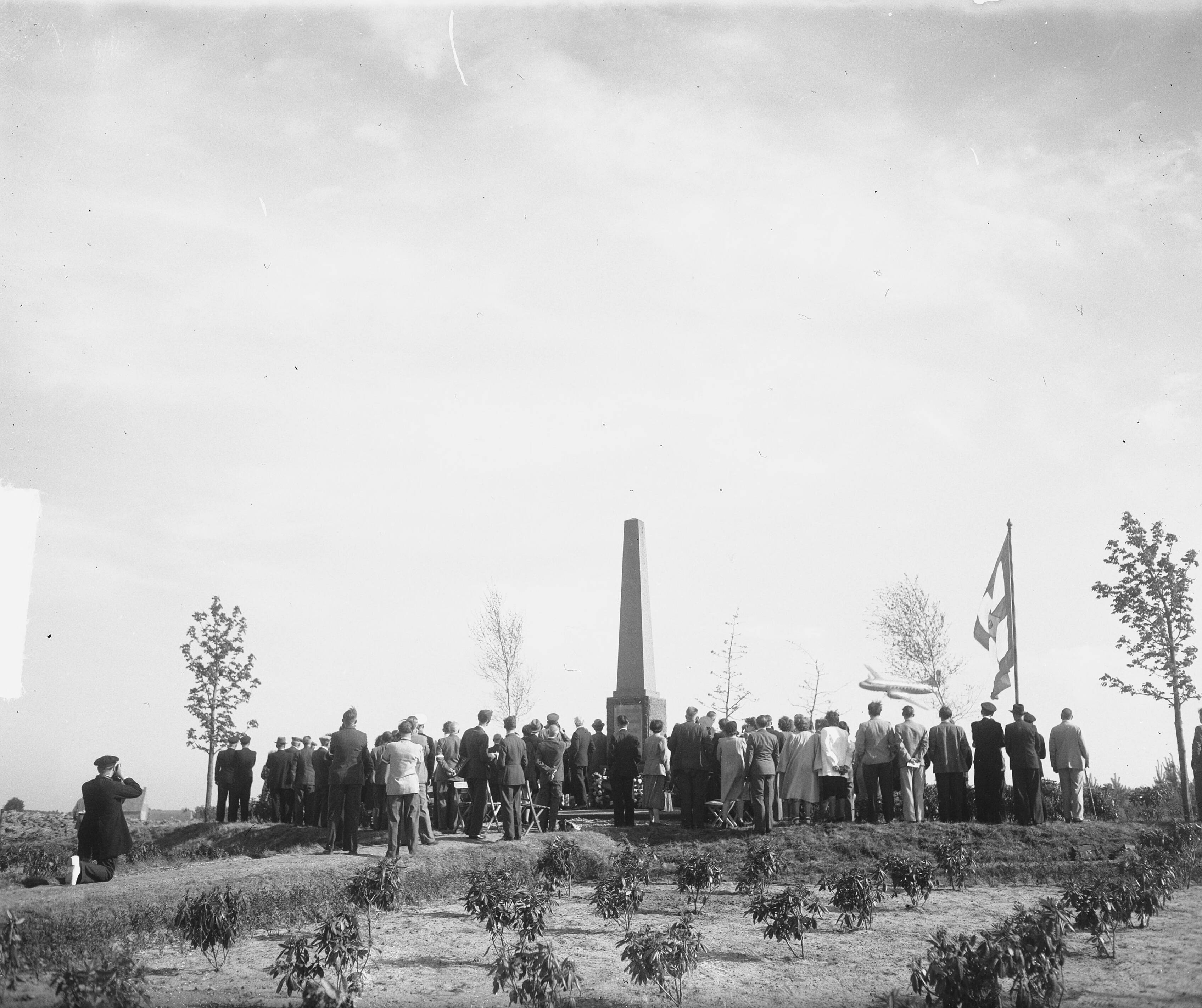 Jaarvergadering in Breda van de KNVvL — Jaarvergadering in Breda van de Kon. Ned. Ver. voor Luchtvaart (KNVvL). Herdenking bij monument Etten-Leur [gedenknaald eerste vlucht boven Nederland in 1909] — Foto: Merk, Ben / Anefo. Licentie: Set B: Rechtenvrij / Publiek Domein. Bron: Nationaal Archief. http://hdl.handle.net/10648/a8c9d12c-d0b4-102d-bcf8-003048976d84