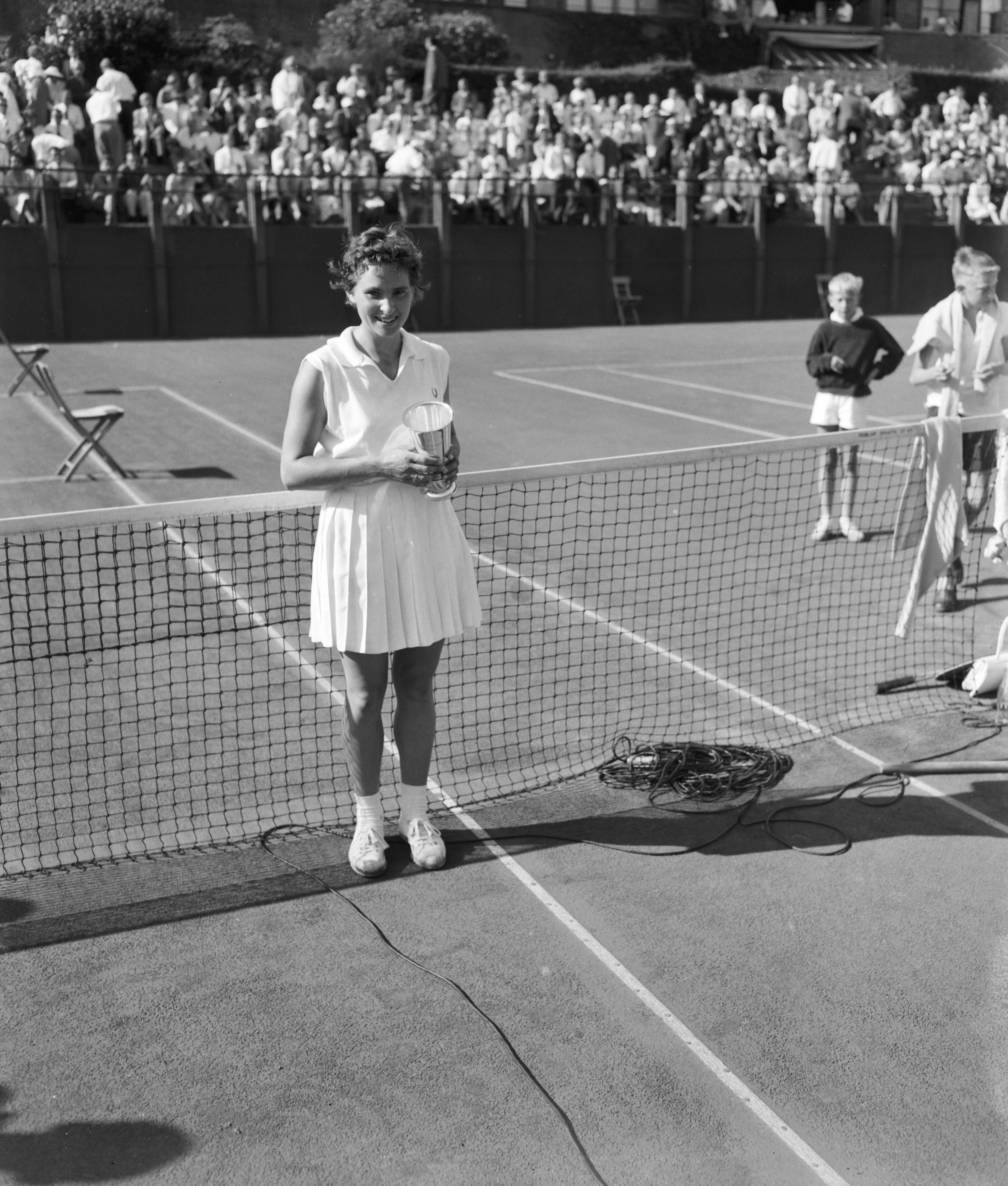 Fotocollectie Anefo — Nederlandse tenniskampioenschappen op de METS-banen te Scheveningen, Mien Vletter met de beker na het behalen van de kampioenstitel — Foto: Behrens, Herbert F. / Anefo. Licentie: Set B: Rechtenvrij / Publiek Domein. Bron: Nationaal Archief. http://hdl.handle.net/10648/a99b4748-d0b4-102d-bcf8-003048976d84