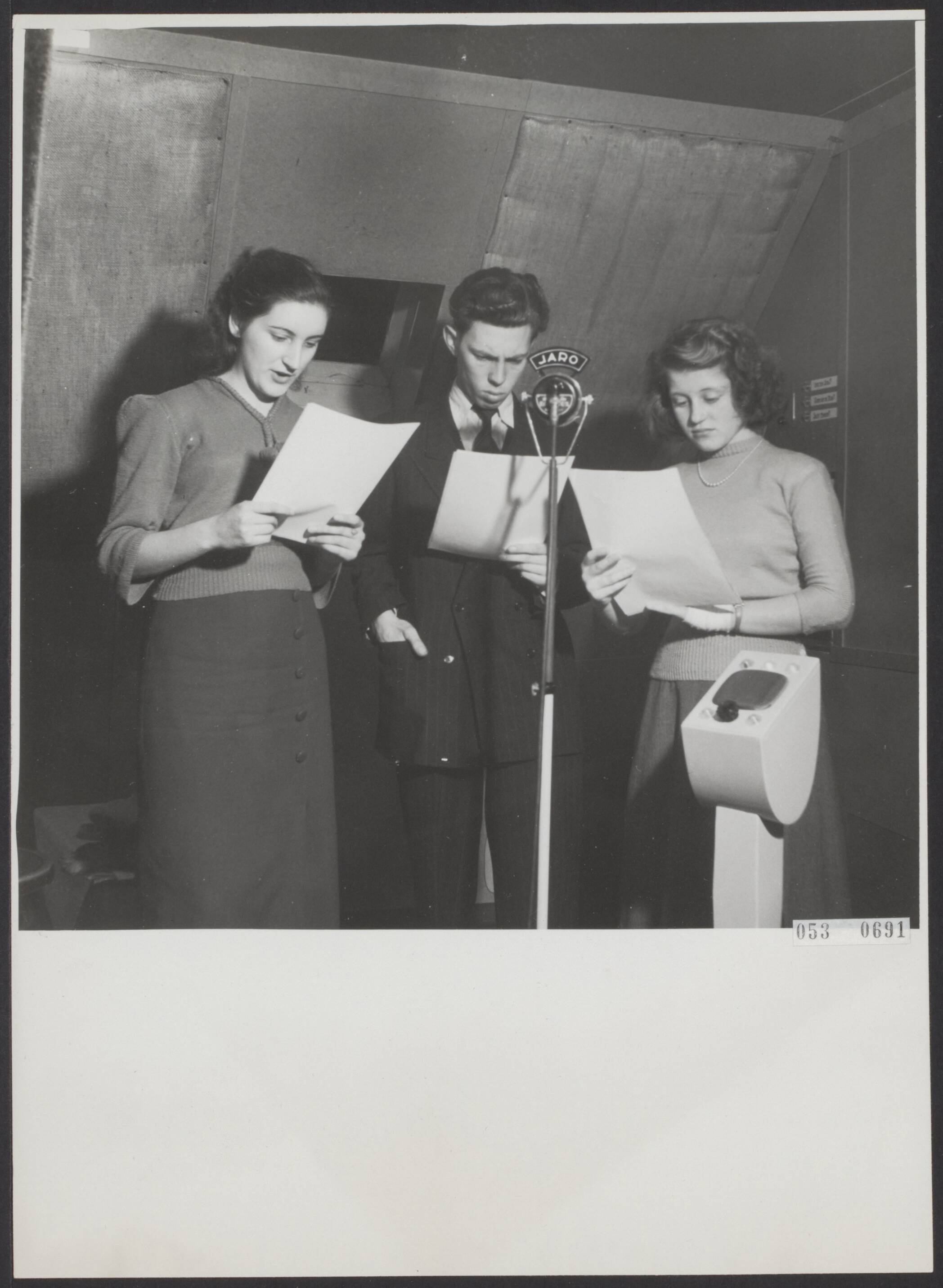 Fotocollectie Elsevier Binnenland — [Studie J.A.R.O. te Haarlem] — Foto: Fotograaf Onbekend / Anefo. Licentie: Set B: Rechtenvrij / Publiek Domein. Bron: Nationaal Archief. http://hdl.handle.net/10648/ae070394-d0b4-102d-bcf8-003048976d84