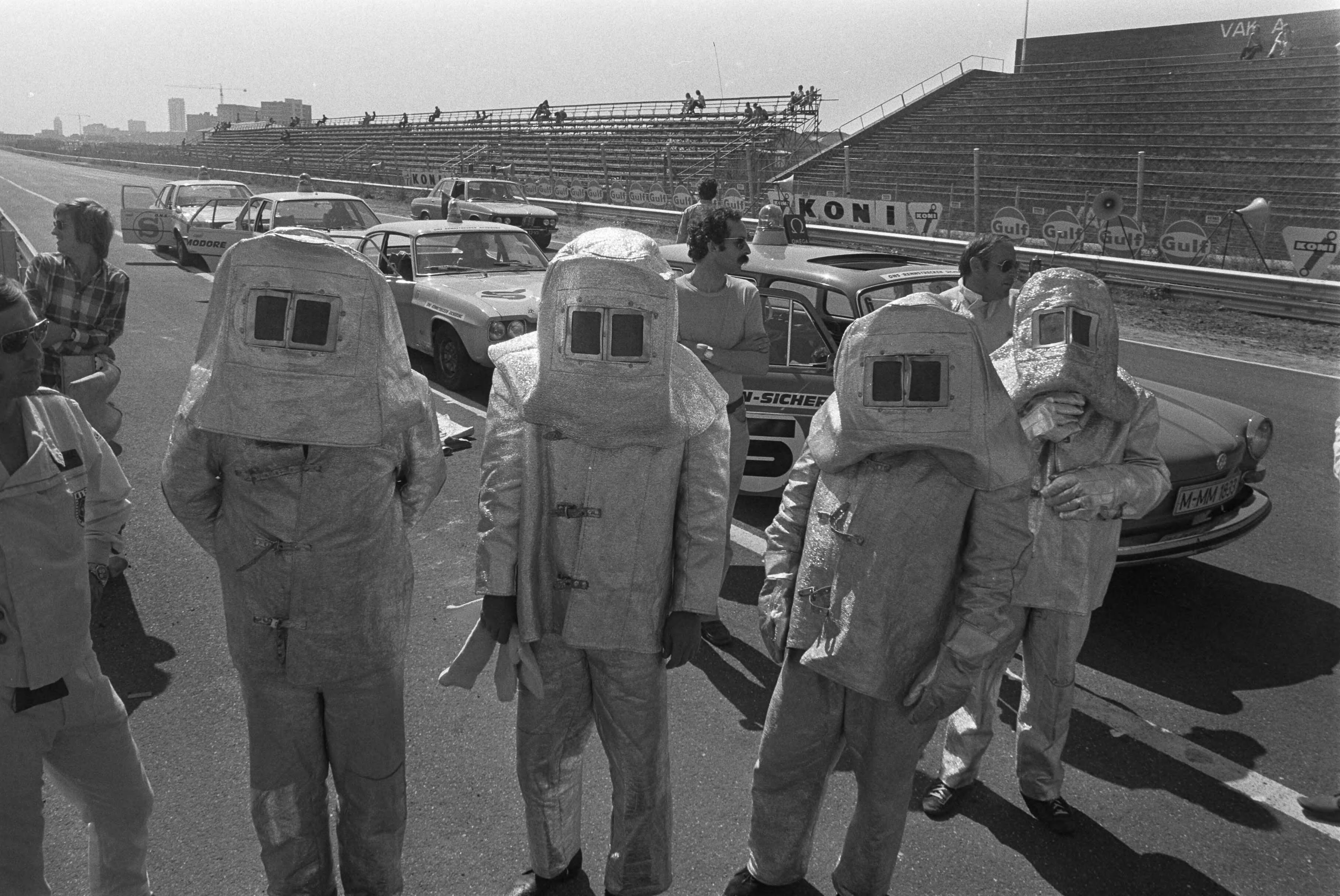 Fotocollectie Anefo — Reddingswagens van Duits team op circuit van Zandvoort, reddingsteam — Foto: Verhoeff, Bert / Anefo. Licentie: Set B: Rechtenvrij / Publiek Domein. Bron: Nationaal Archief. http://hdl.handle.net/10648/ac33bc24-d0b4-102d-bcf8-003048976d84