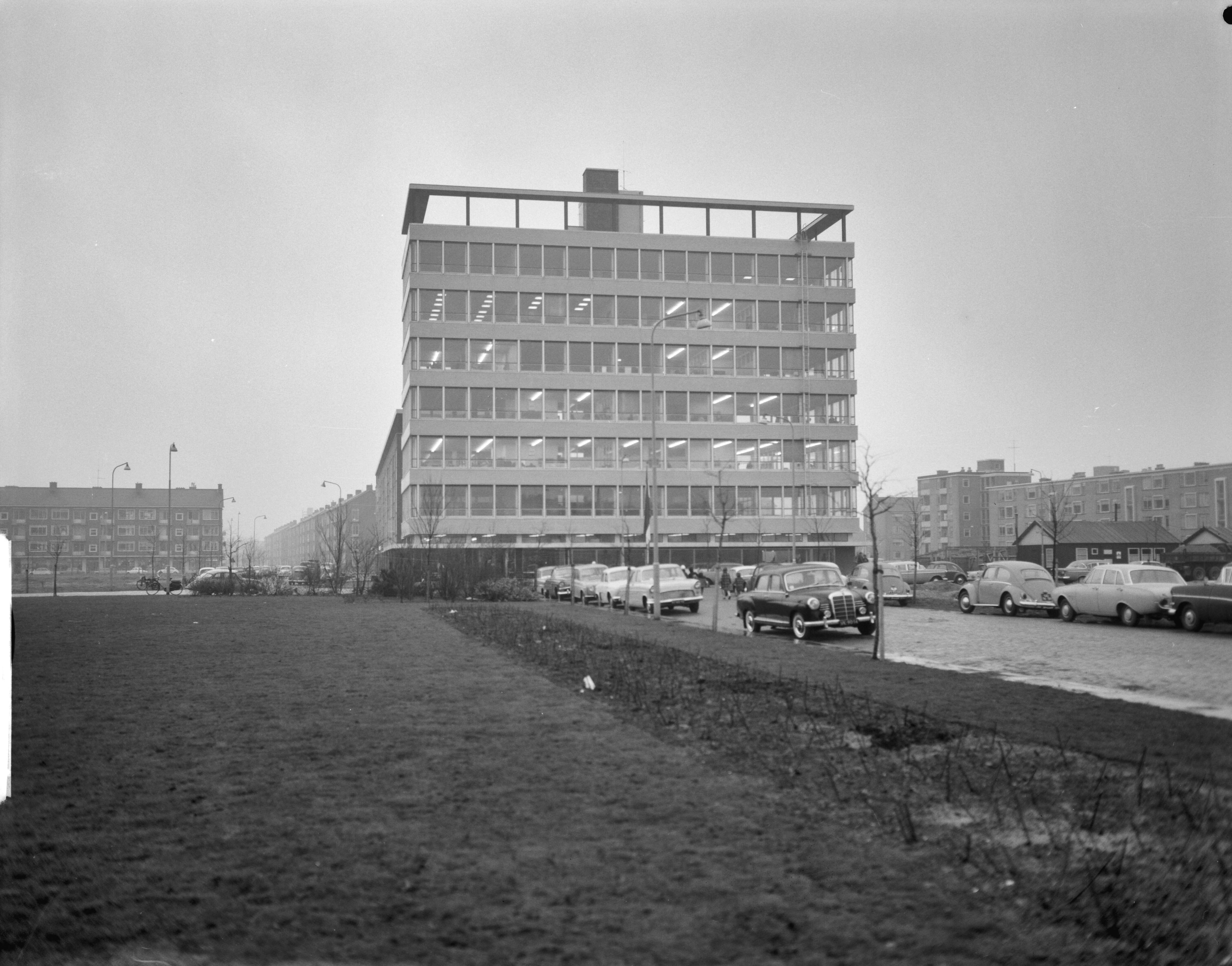 Fotocollectie Anefo — Nieuw gebouw Centraal Bureau voor de afgifte van Rijvaardigheidsbewijzen (CBR). Exterieur — Foto: Bilsen, Joop van / Anefo. Licentie: Set B: Rechtenvrij / Publiek Domein. Bron: Nationaal Archief. http://hdl.handle.net/10648/aa02a302-d0b4-102d-bcf8-003048976d84