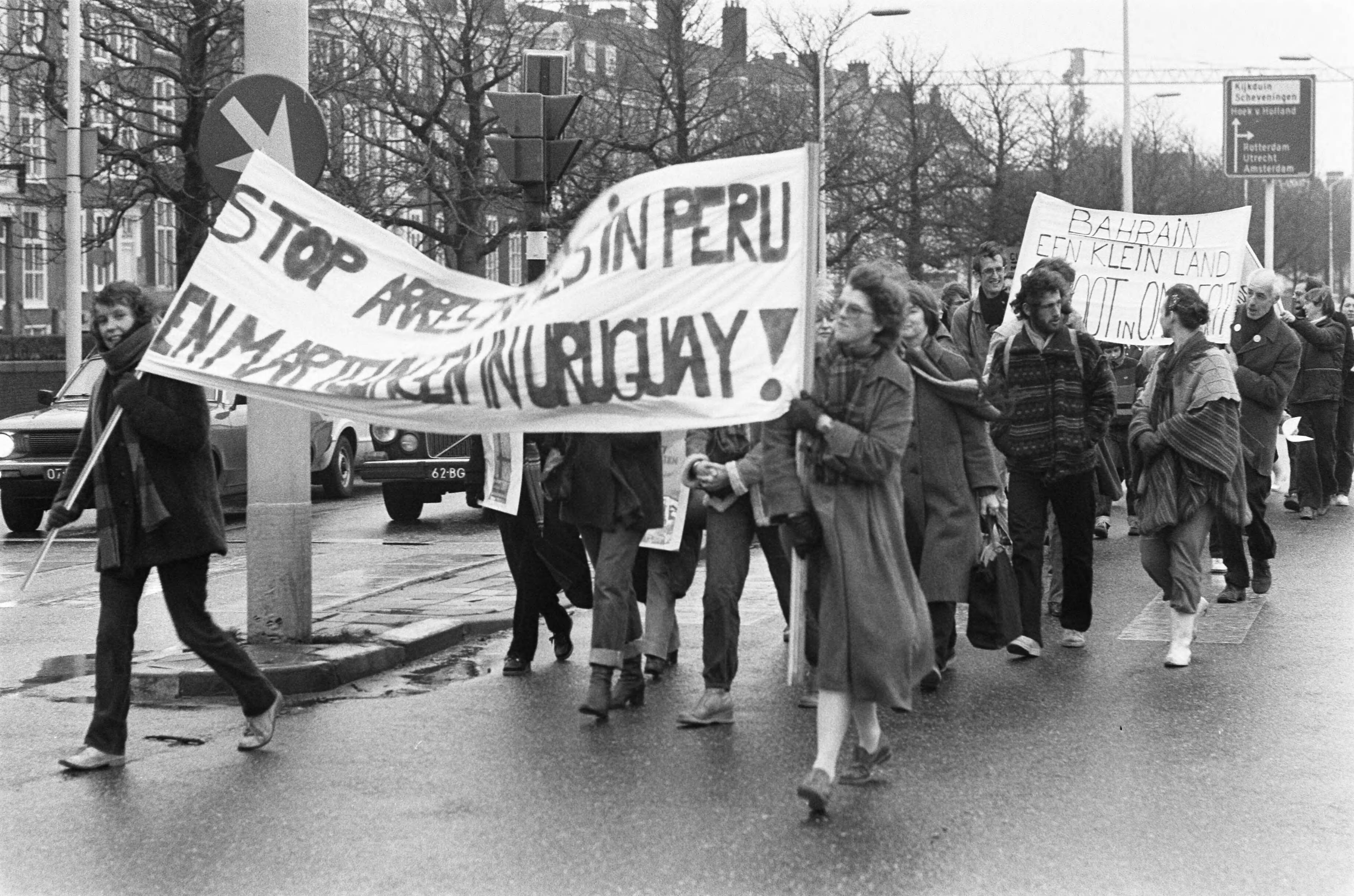 Fotocollectie Anefo — In Den Haag werd zaterdag door Amnesty International georganiseerde demonstratie gehouden tegen schending van mensenrechten in hele wereld — Foto: Croes, Rob C. / Anefo. Licentie: Set B: Rechtenvrij / Publiek Domein. Bron: Nationaal Archief. http://hdl.handle.net/10648/acf01f68-d0b4-102d-bcf8-003048976d84