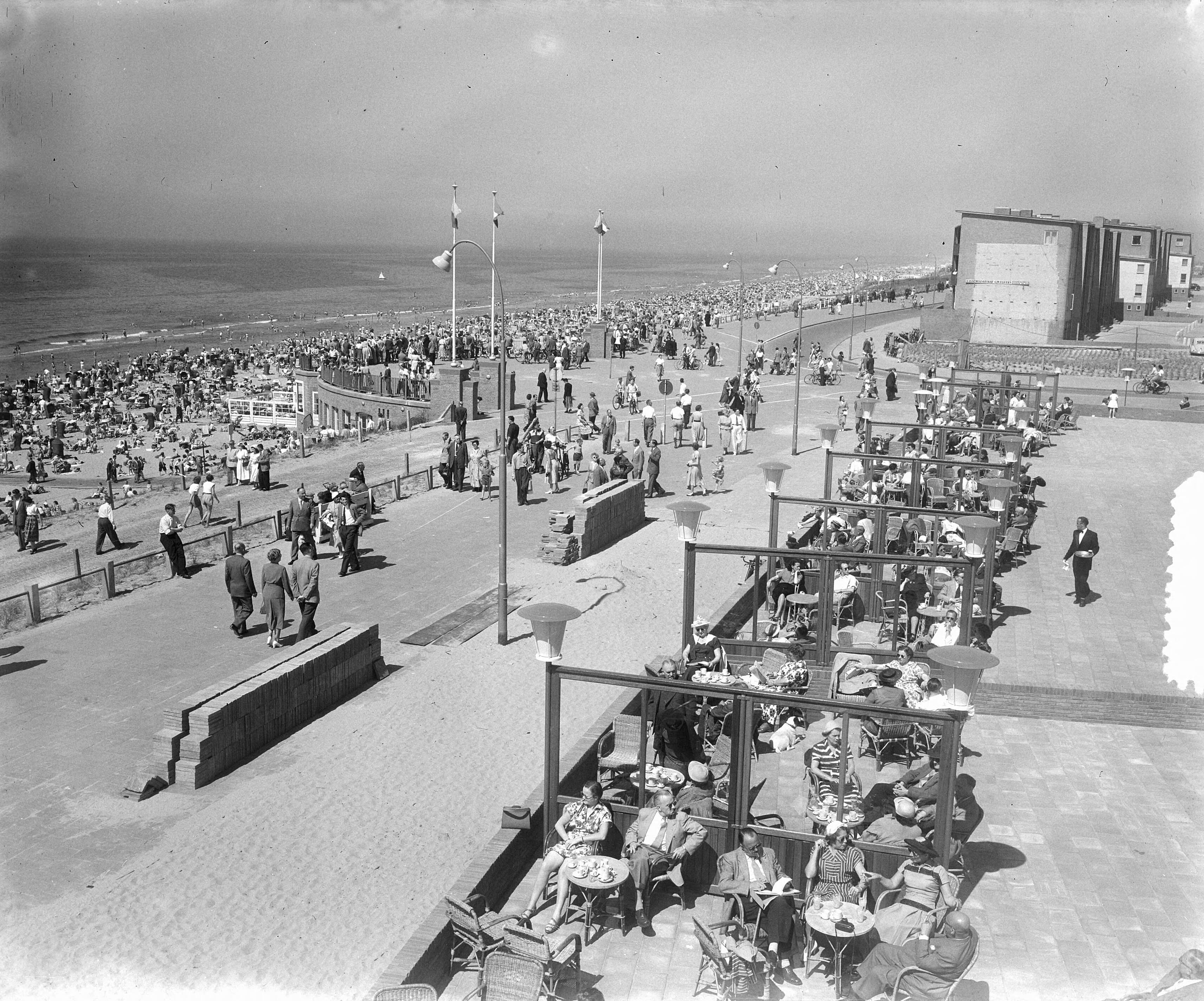 Fotocollectie Anefo — Pinksterdrukte op Zandvoort — Foto: Pot, Harry / Anefo. Licentie: Set B: Rechtenvrij / Publiek Domein. Bron: Nationaal Archief. http://hdl.handle.net/10648/a90c8de6-d0b4-102d-bcf8-003048976d84