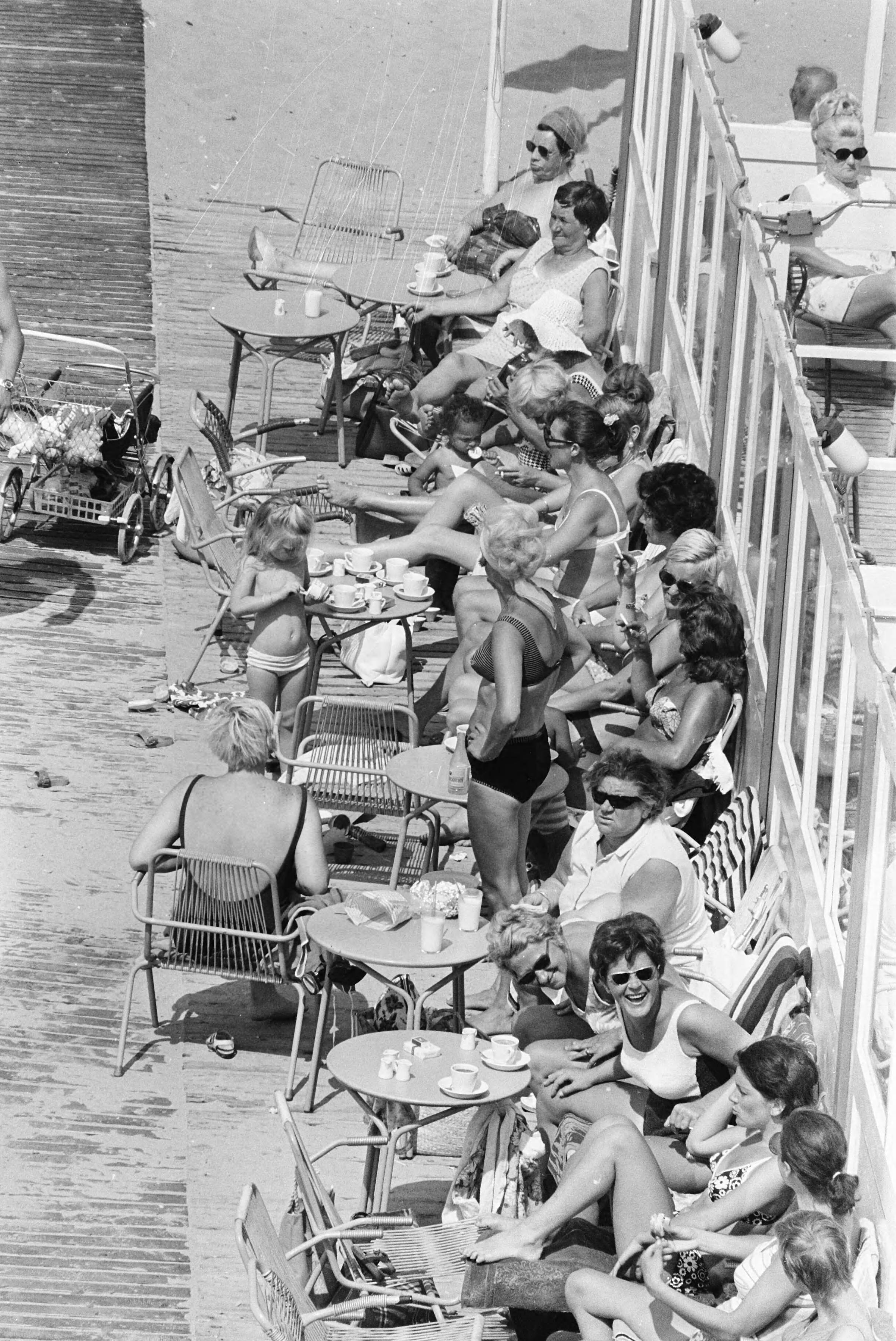 Fotocollectie Anefo — Warm weer: strand Zandvoort; dames op strandterras zonnen — Foto: Verhoeff, Bert / Anefo. Licentie: Set B: Rechtenvrij / Publiek Domein. Bron: Nationaal Archief. http://hdl.handle.net/10648/ab993eba-d0b4-102d-bcf8-003048976d84