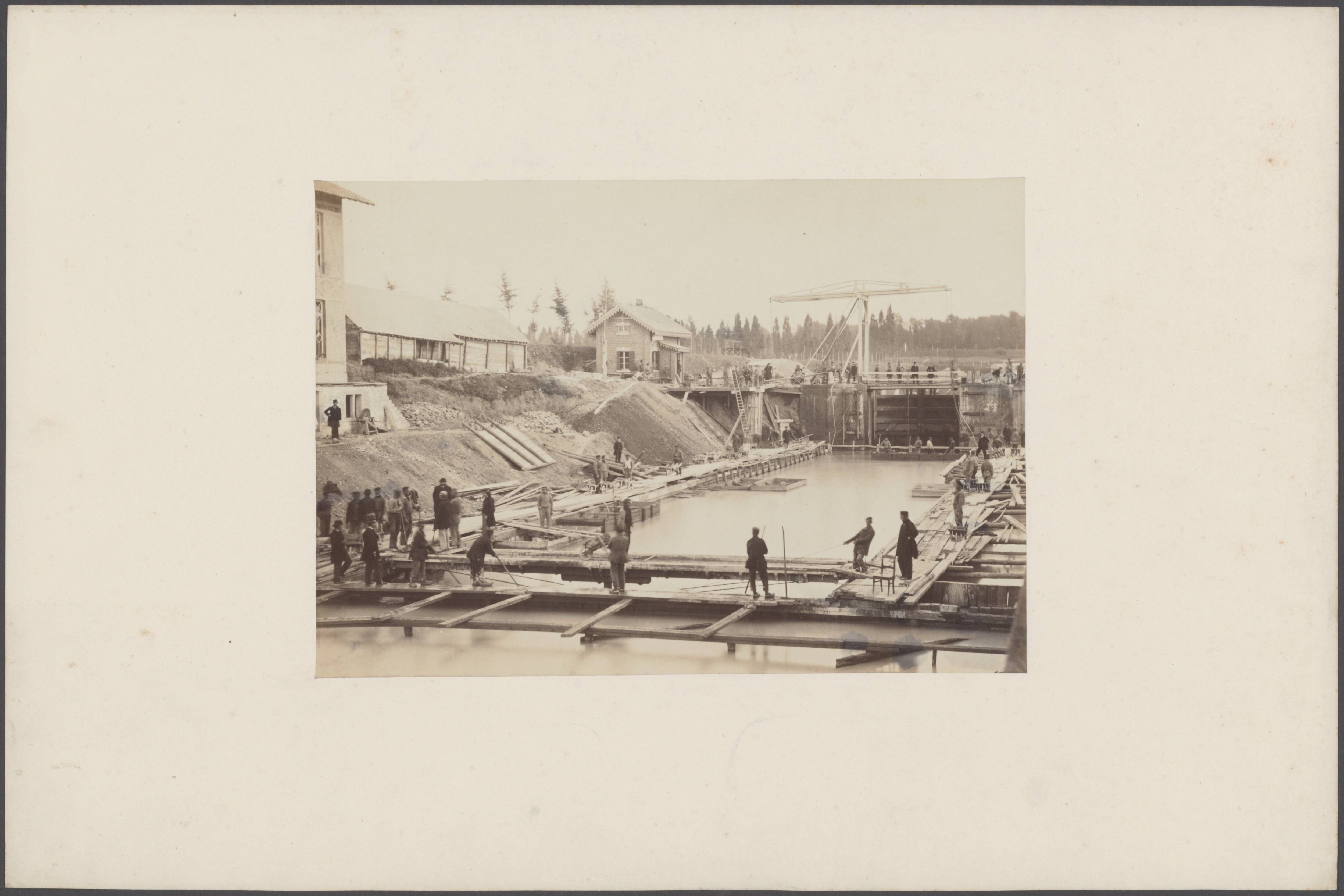 Zuid-Willemskanaal — Gezicht op de betonfundering der nieuwe schutsluis no. 19 op de Zuid-Willemsvaart bij Maastricht te bouwen naar aanleiding van art. 2 van het traktaat van 12 mei 1863, betrekkelijk de wateraftappingen der rivier de Maas. — Foto: Oosterhuis, Pieter. Licentie: Set B: Rechtenvrij / Publiek Domein. Bron: Nationaal Archief. http://hdl.handle.net/10648/d72cef5d-3161-e2e1-d358-d7e78fcbe931