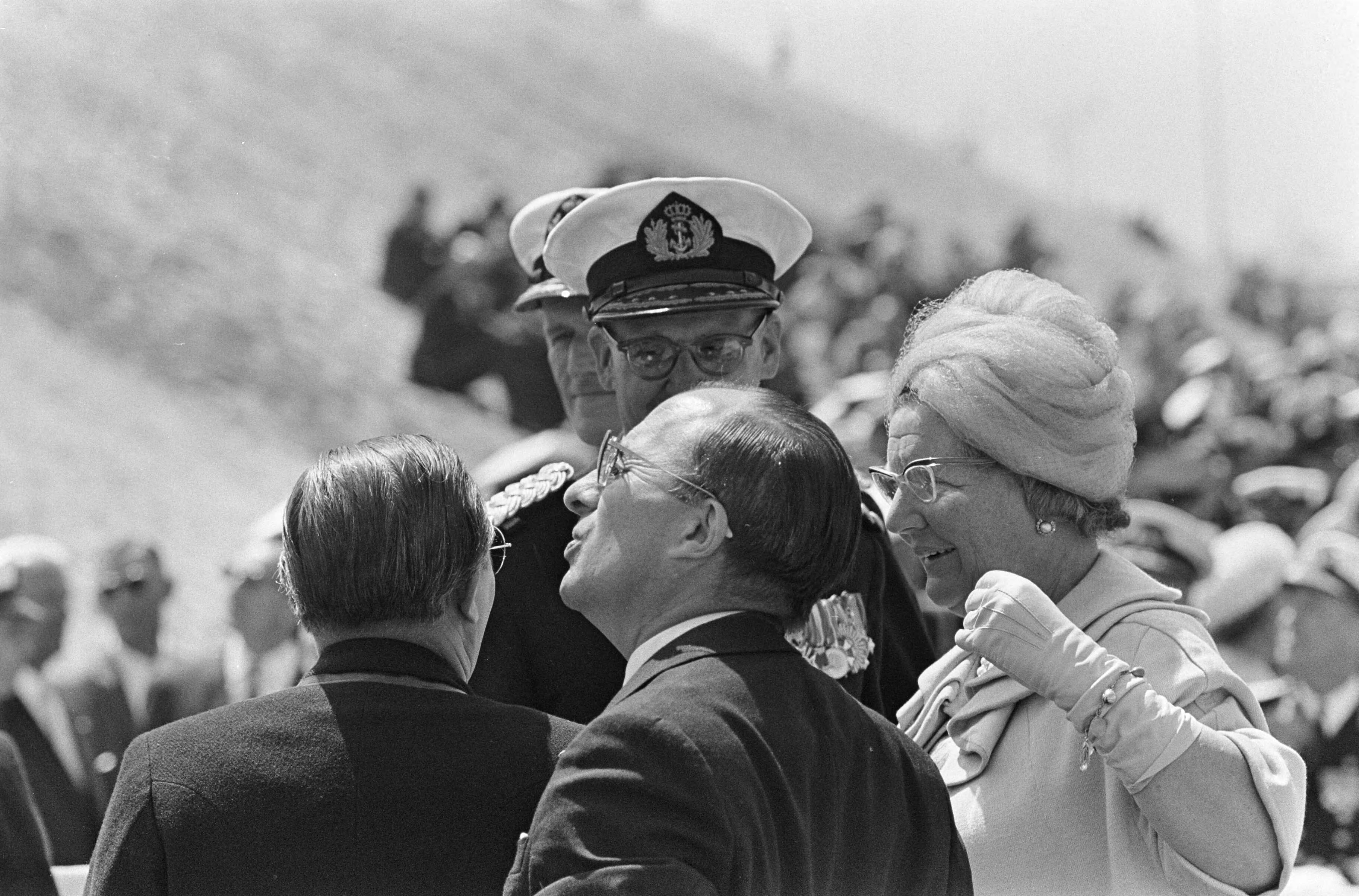 Koningin Juliana onthult het Marinemonument te Scheveningen — Koningin Juliana en [...] — Foto: Koch, Eric / Anefo. Licentie: Set B: Rechtenvrij / Publiek Domein. Bron: Nationaal Archief. http://hdl.handle.net/10648/aaee7566-d0b4-102d-bcf8-003048976d84