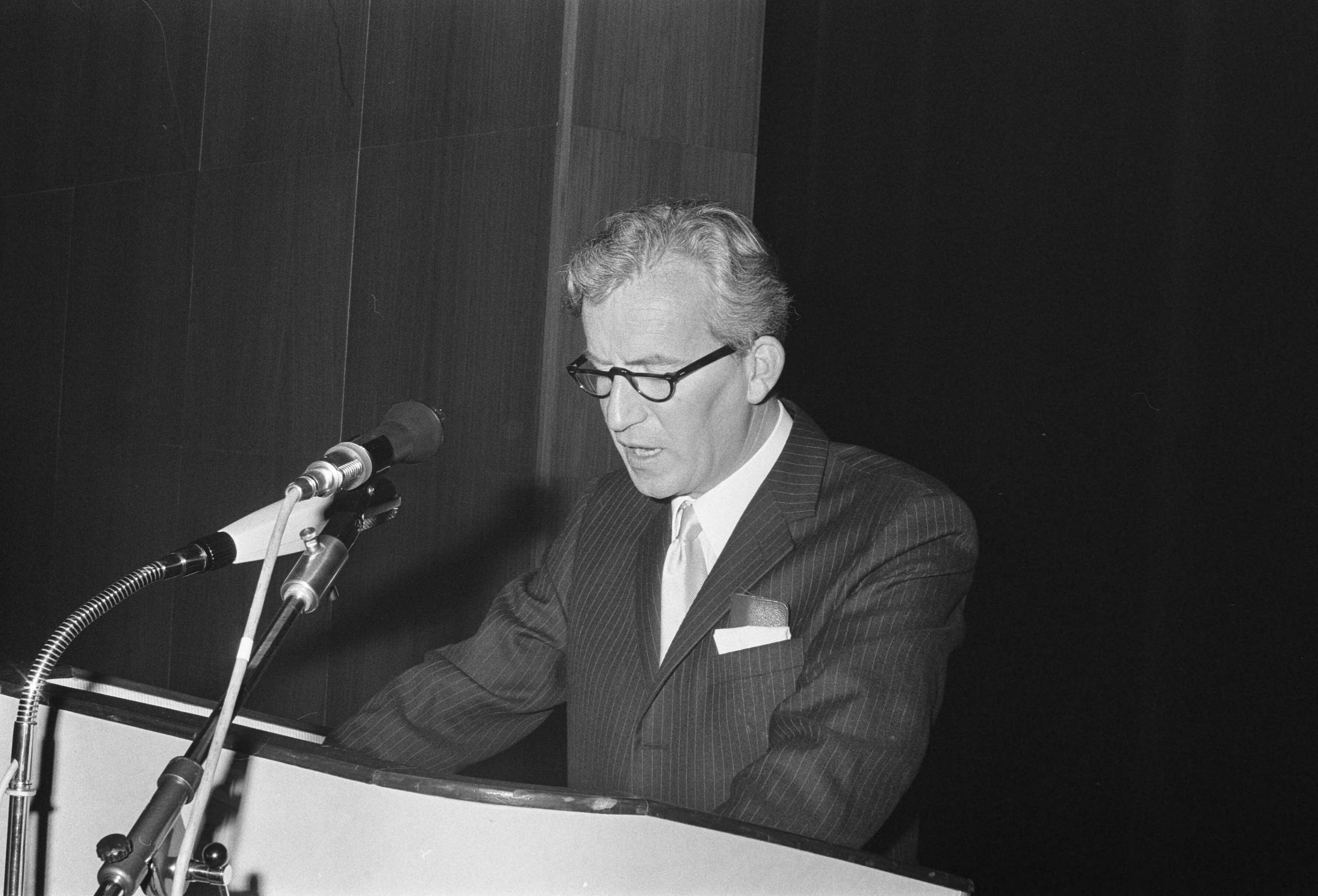 Fotocollectie Anefo — 6e Algemene Vergadering van het Europese vakbewegingssector in het Nederlands Congresgeb. te Den Haag links de Belg Th. Rasschaert en rechts A. Kloos — Foto: Mieremet, Rob / Anefo. Licentie: Set B: Rechtenvrij / Publiek Domein. Bron: Nationaal Archief. http://hdl.handle.net/10648/ab666756-d0b4-102d-bcf8-003048976d84