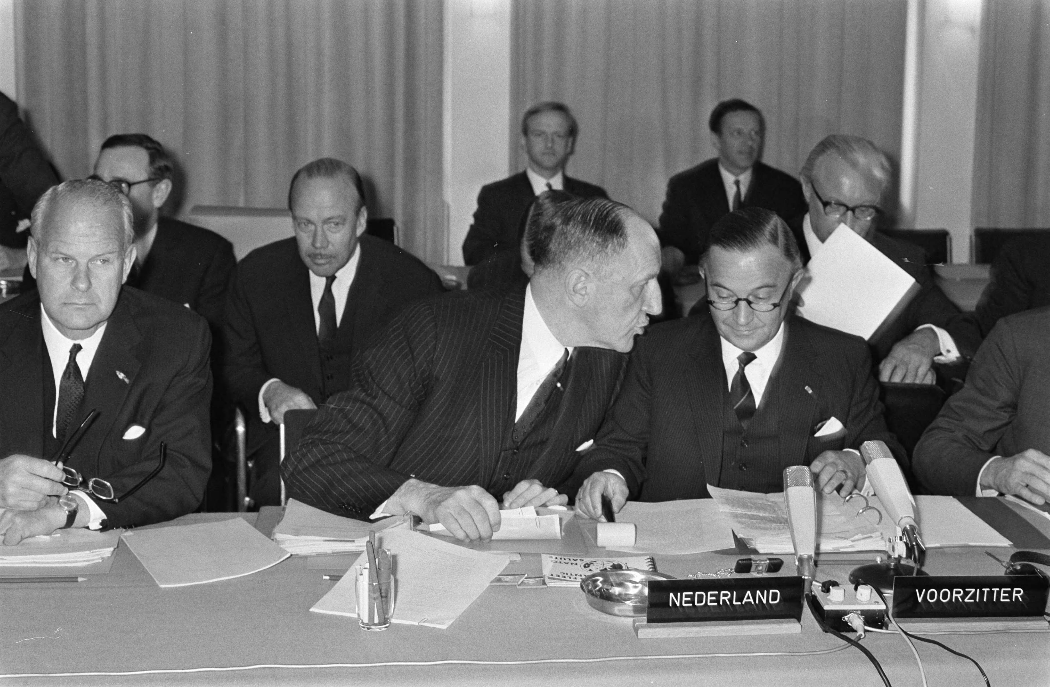 Fotocollectie Anefo — Benelux Regeringsconferentie in Congresgebouw, Den Haag links minister Luns en rechts de Jong in gesprek achter conferentietafel — Foto: Verhoeff, Bert / Anefo. Licentie: Set B: Rechtenvrij / Publiek Domein. Bron: Nationaal Archief. http://hdl.handle.net/10648/ab6700f8-d0b4-102d-bcf8-003048976d84