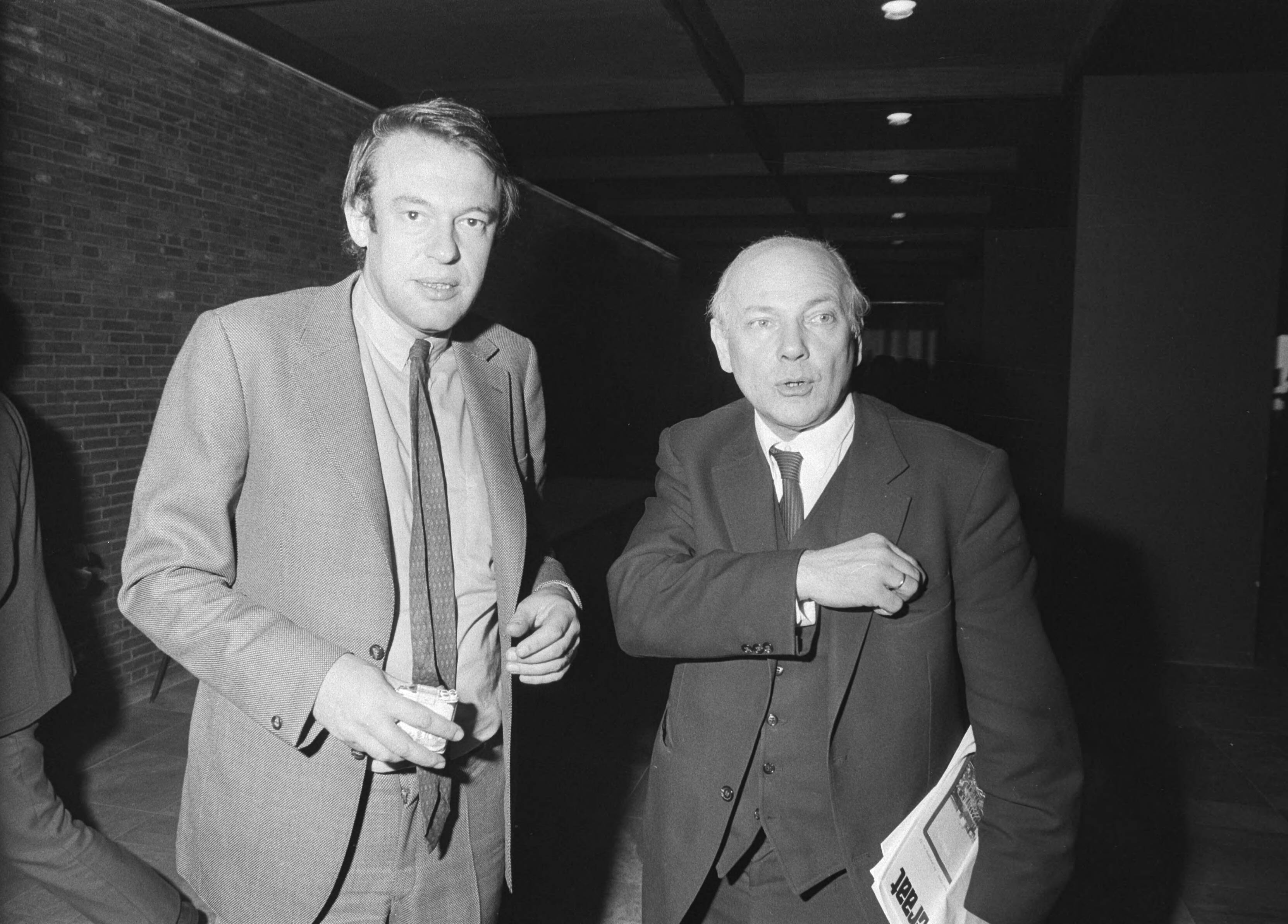 Fotocollectie Anefo — Congres D66 in Turfschip, Breda; links Mierlo, rechts Den Uyl (PvdA) — Foto: Mieremet, Rob / Anefo. Licentie: Set B: Rechtenvrij / Publiek Domein. Bron: Nationaal Archief. http://hdl.handle.net/10648/abadc4d4-d0b4-102d-bcf8-003048976d84