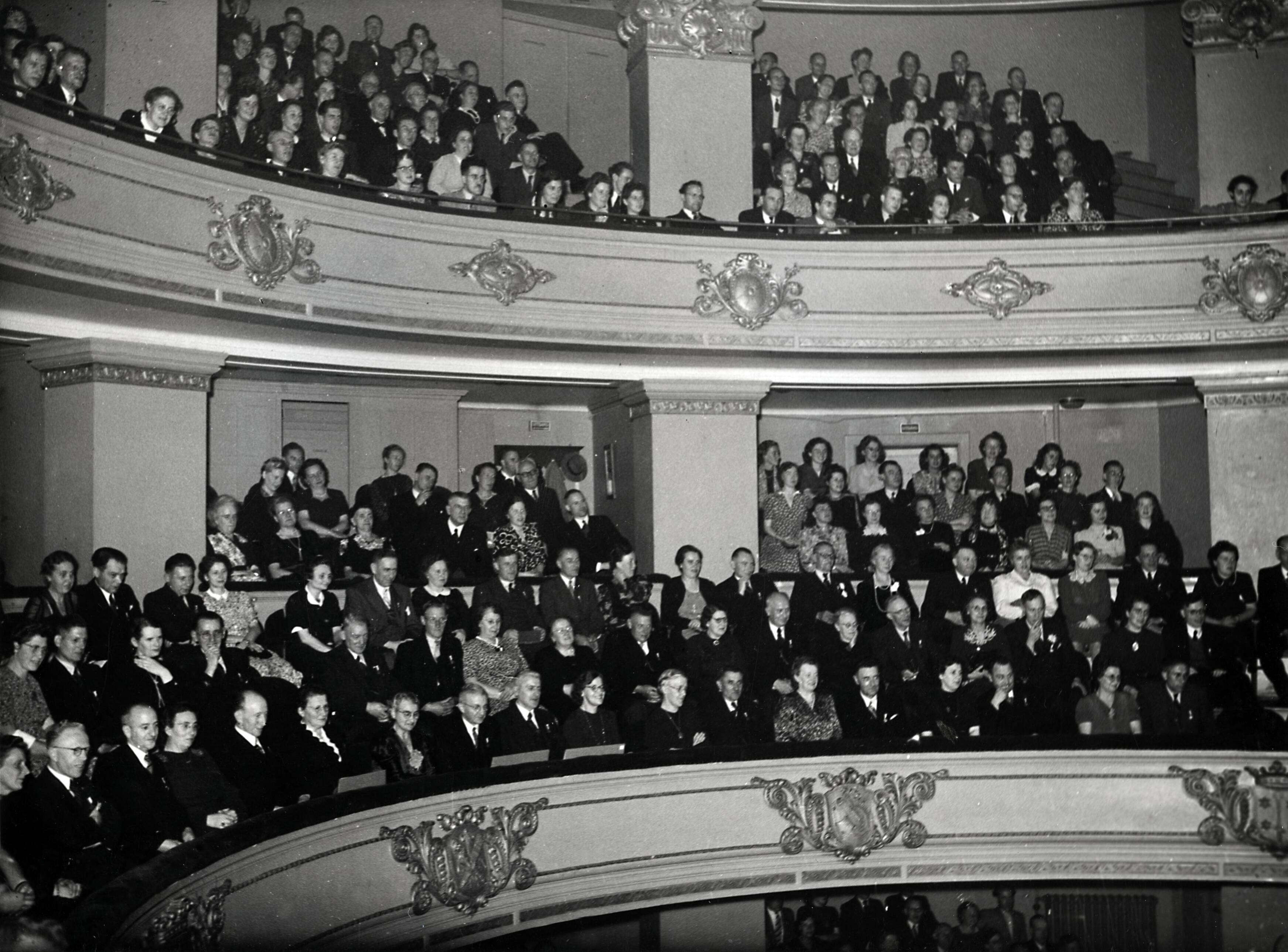 Drukkerij Spaarnestad — [40-jarig jubileum N.V. De Spaarnestad] [feestavond in de Stadsschouwburg] — Foto: Fotograaf Onbekend / Fotobureau onbekend / Spaarnestad Photo (05887). Licentie: Set B: Rechtenvrij / Publiek Domein. Bron: Nationaal Archief. http://hdl.handle.net/10648/35429da6-39f7-a382-e063-6df0900a6686