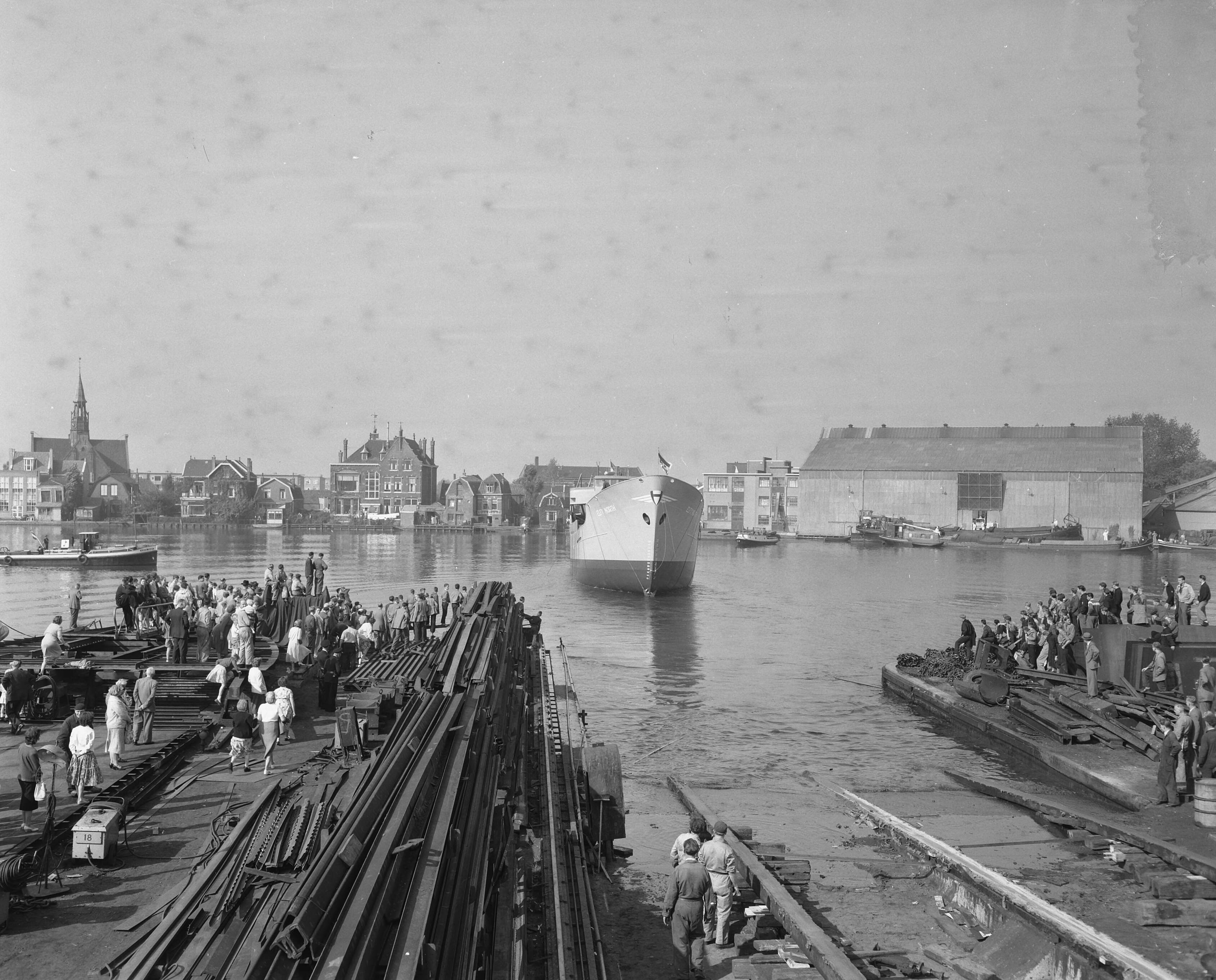 Tewaterlating "Elfy North" bij de Zaanlandse Scheepsbouw Mij — Foto: Bilsen, Joop van / Anefo. — Licentie: Set B: Rechtenvrij / Publiek Domein. Bron: Nationaal Archief. http://hdl.handle.net/10648/a94f5f22-d0b4-102d-bcf8-003048976d84