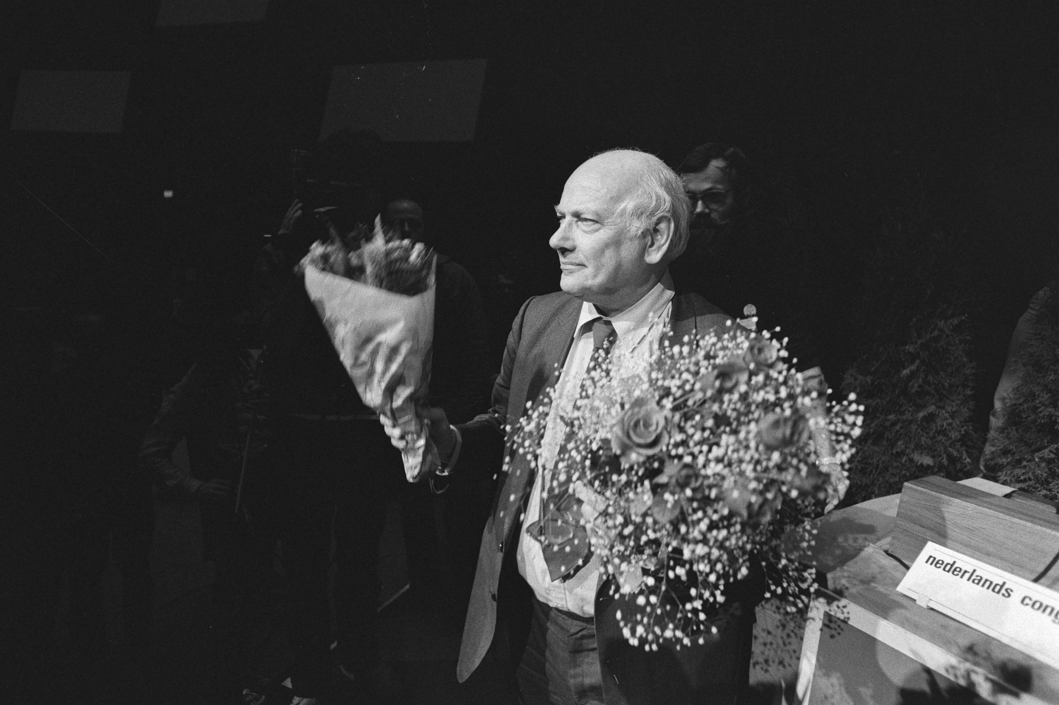PvdA-congres in Den Haag besloten — Den Uyl met bloemen — Foto: Croes, Rob C. / Anefo. Licentie: Set B: Rechtenvrij / Publiek Domein. Bron: Nationaal Archief. http://hdl.handle.net/10648/ad0723ac-d0b4-102d-bcf8-003048976d84