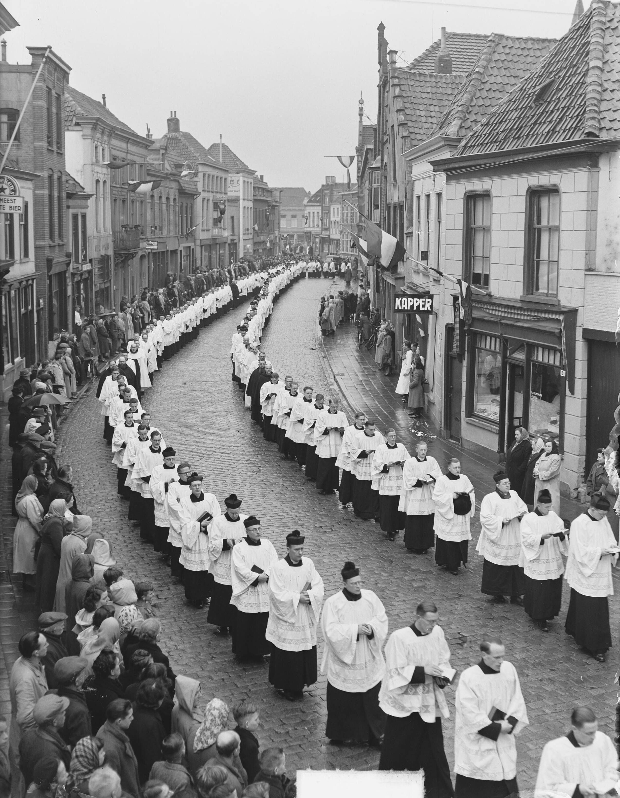 Fotocollectie Anefo — Begrafenis van de bisschop van Breda, mgr. P.A.W. Hopmans — Foto: Pot, Harry / Anefo. Licentie: Set B: Rechtenvrij / Publiek Domein. Bron: Nationaal Archief. http://hdl.handle.net/10648/a8e65ec8-d0b4-102d-bcf8-003048976d84